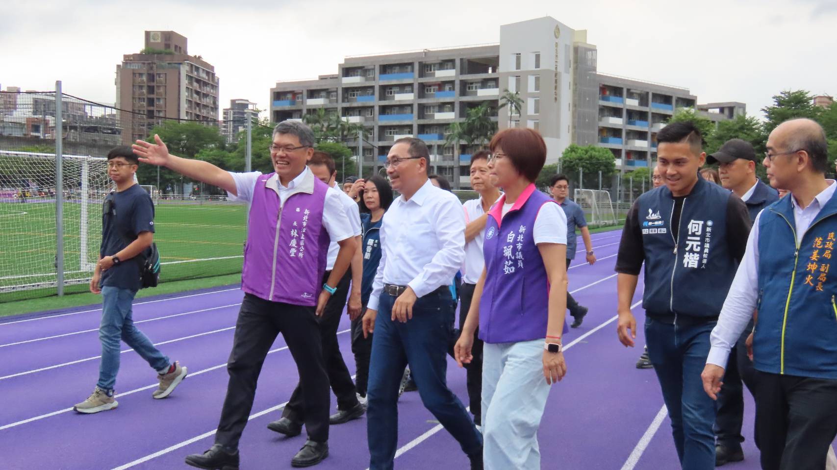 市長侯友宜視察汐止區綜合運動場改善成果。