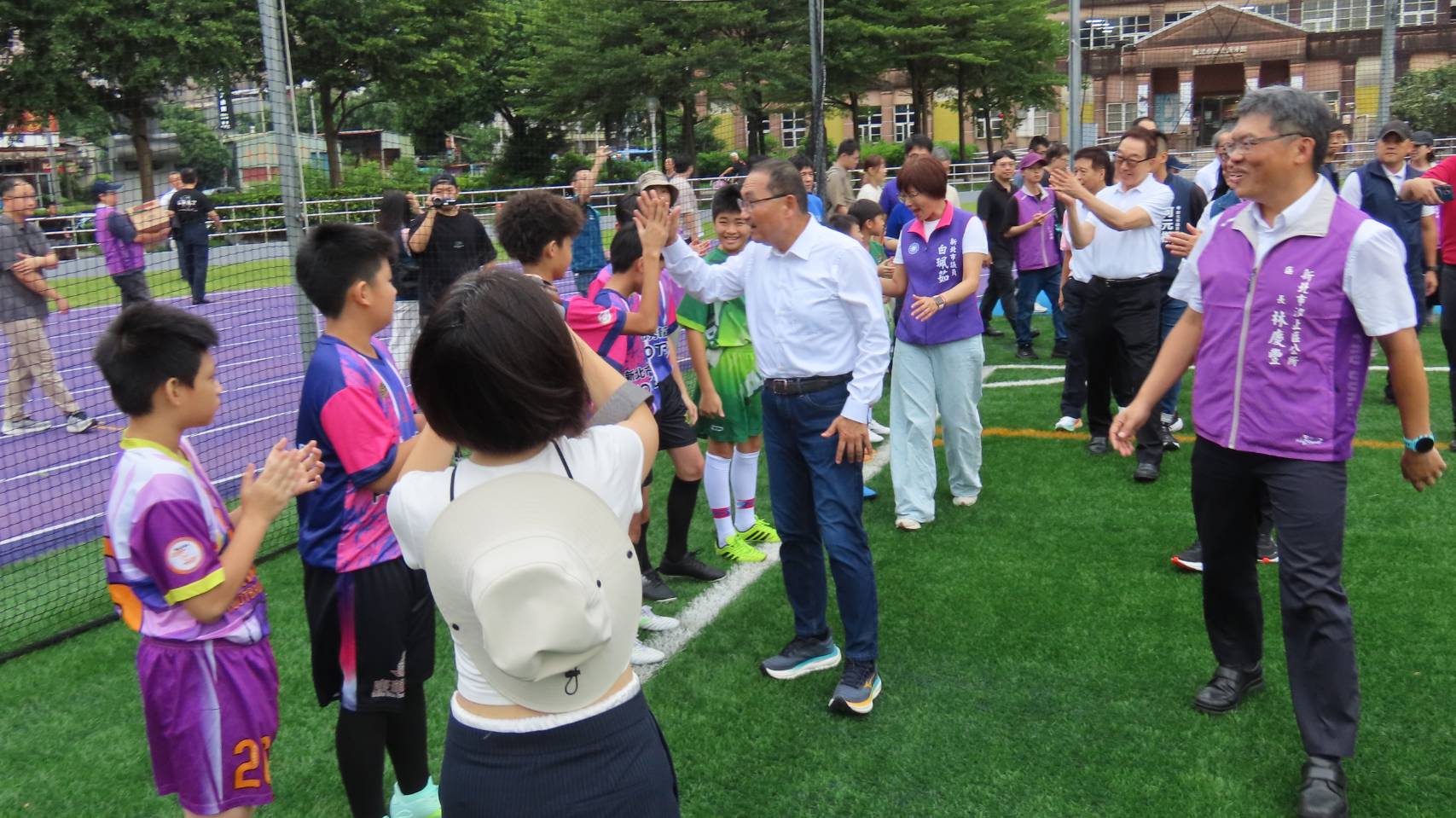 市長與崇德國小、秀峰高中、伍聯足球發展協會及陽信台北競技俱樂部足球交流。
