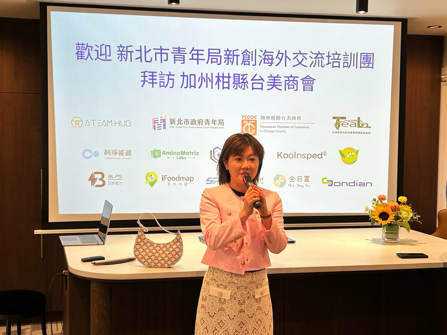 青年局也攜手橘郡台灣商會辦交流活動，與當地創投、律師、會計師及台商等多位產業界人士交流。(圖為橙縣華僑文教服務中心主任蕭蓓如)