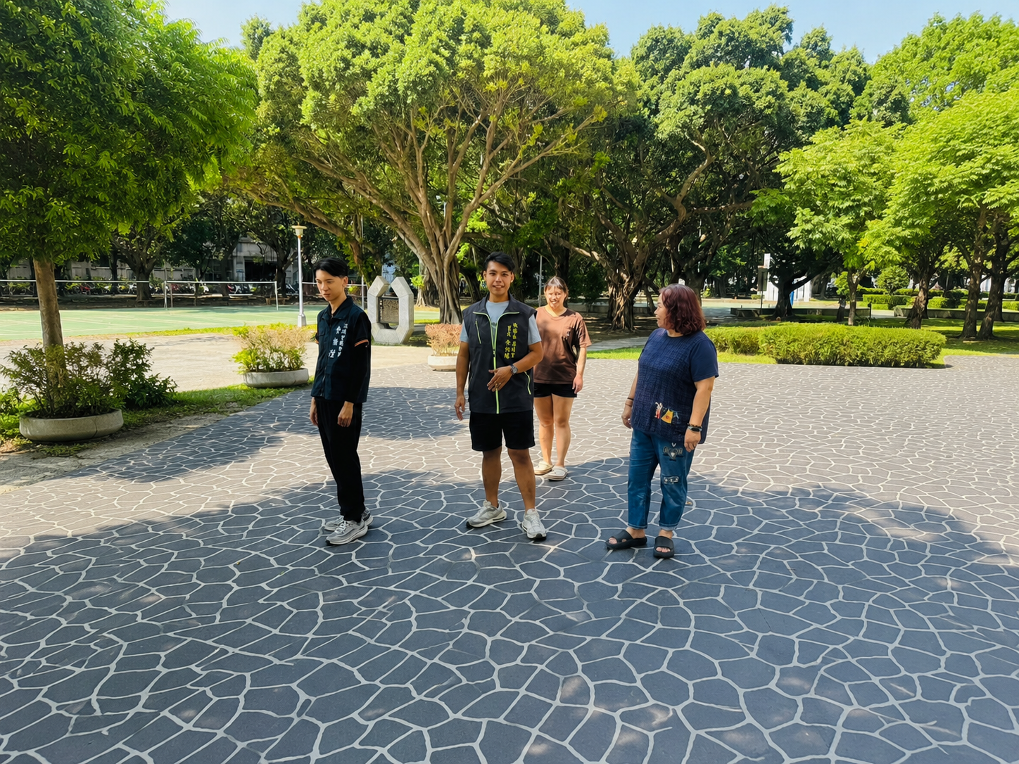 1.溪頭公園側人行道整平後新設噴花地坪改善原有不平整步道
