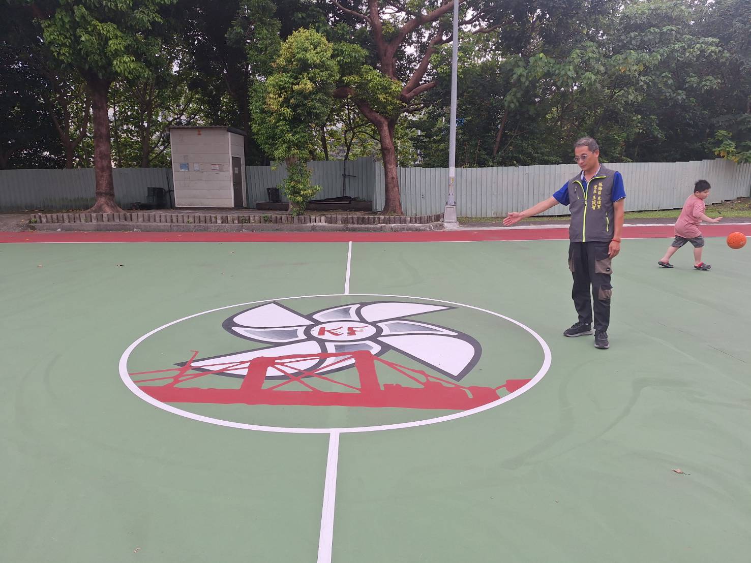 5.光復公園籃球場更新地坪及壓克力面層，搭配特色圖樣營造活力運動空間