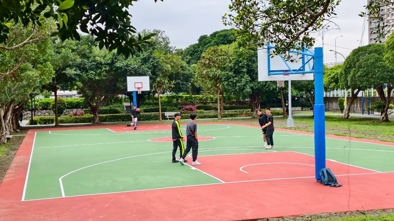 6.華東公園籃球場更新鋪設混凝土地坪及壓克力球場上漆