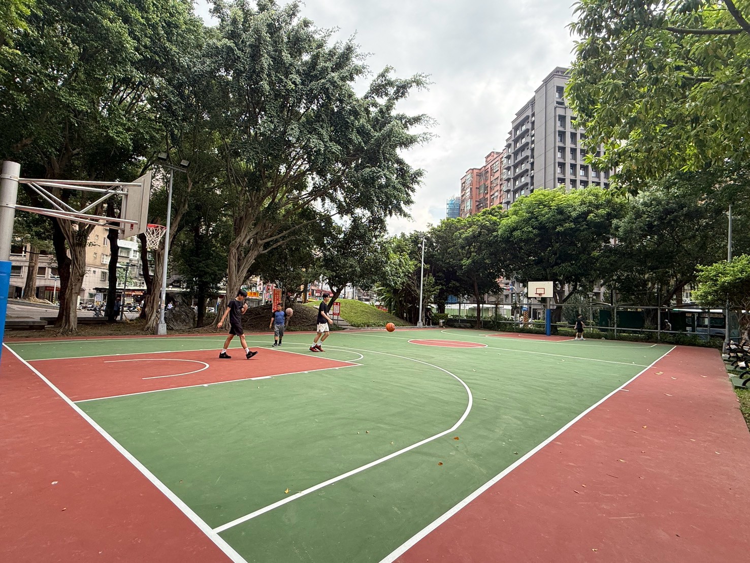 7.和平公園籃球場更新鋪設混凝土地坪及壓克力球場上漆