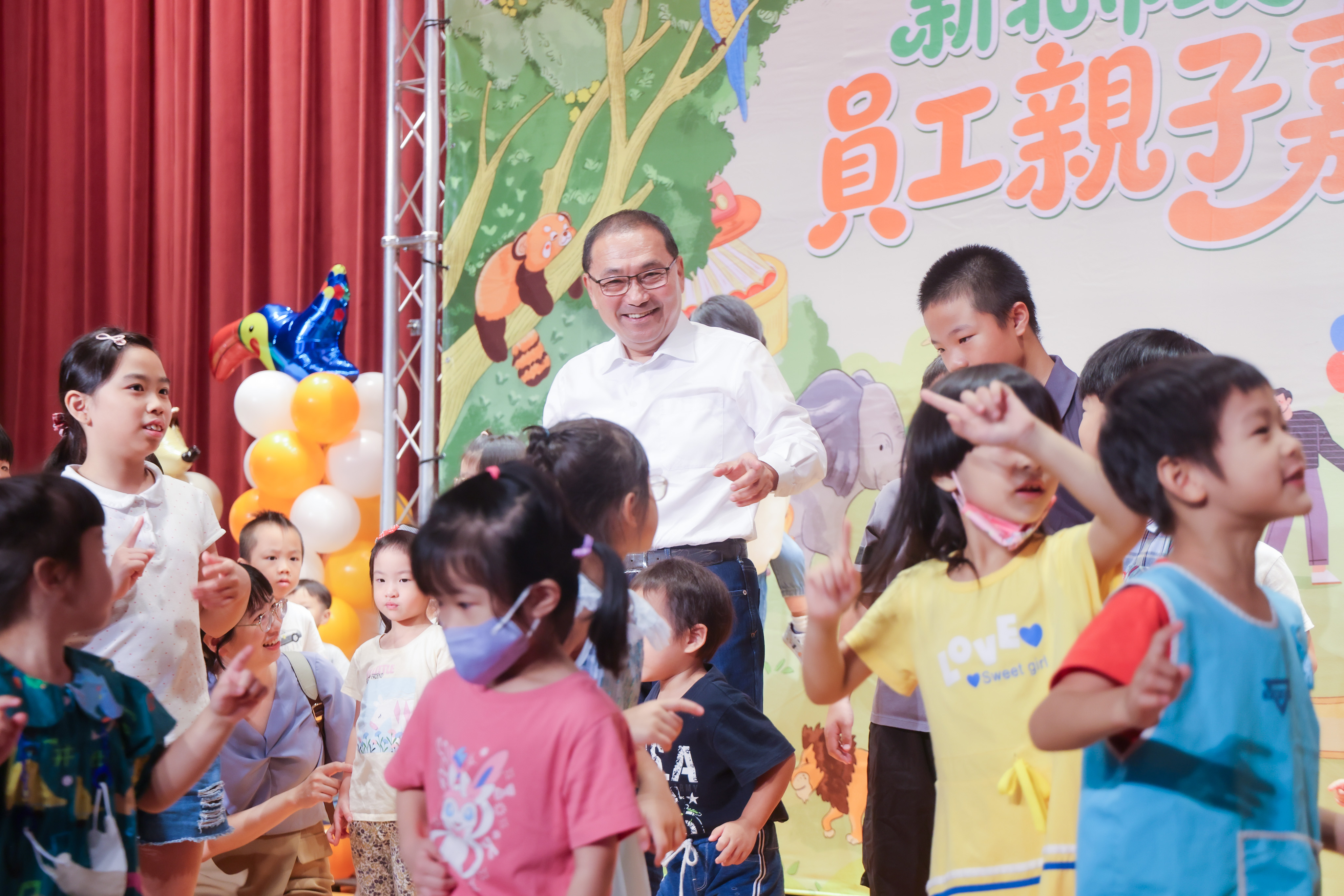 新北市政府今(21)日舉辦115年員工親子嘉年華，新北市長侯友宜與小朋友同樂。