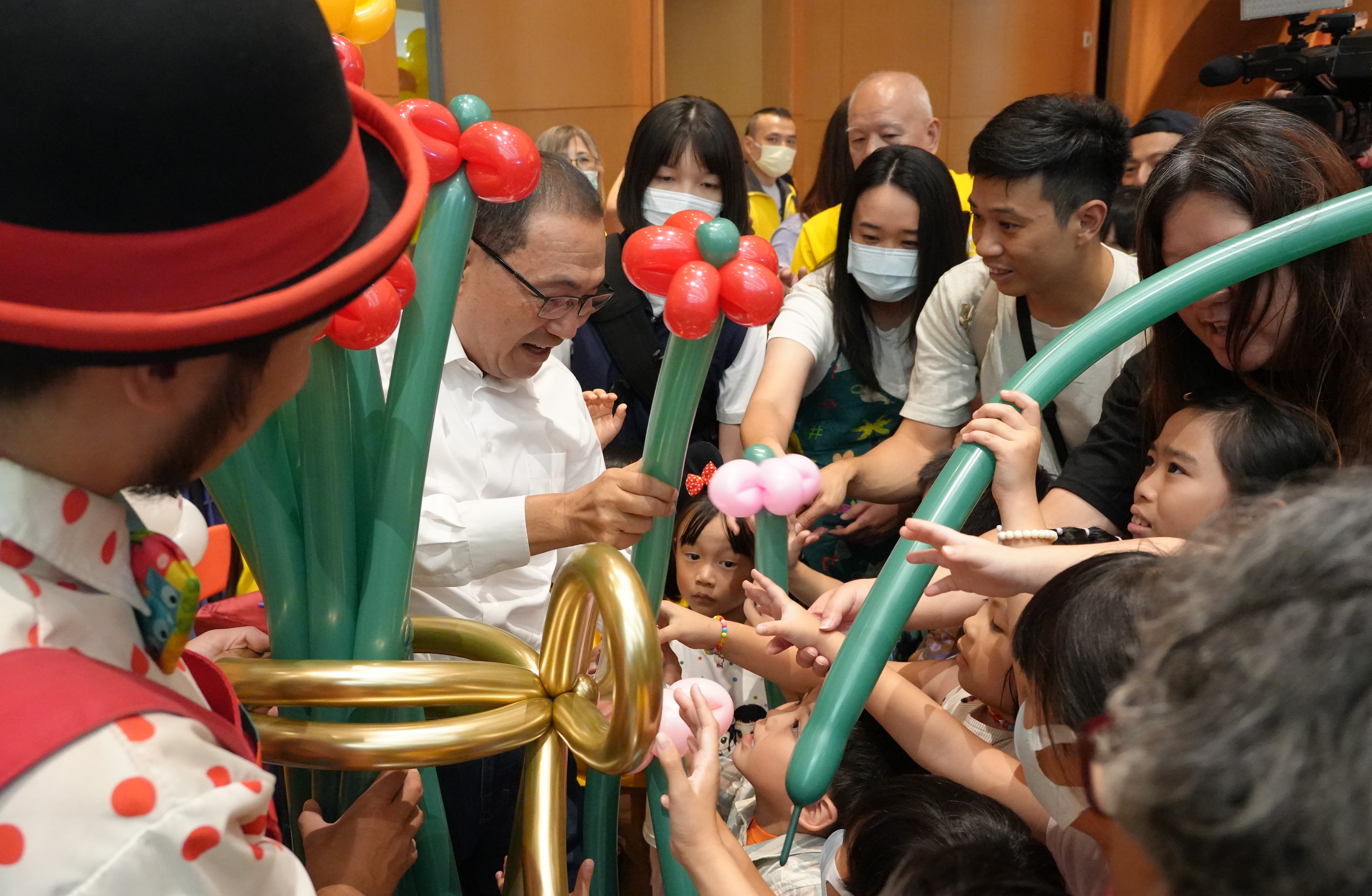 圖說：侯友宜市長(中)化身孩子王，親手致贈造型氣球給小朋友，逗得孩子們笑開懷。