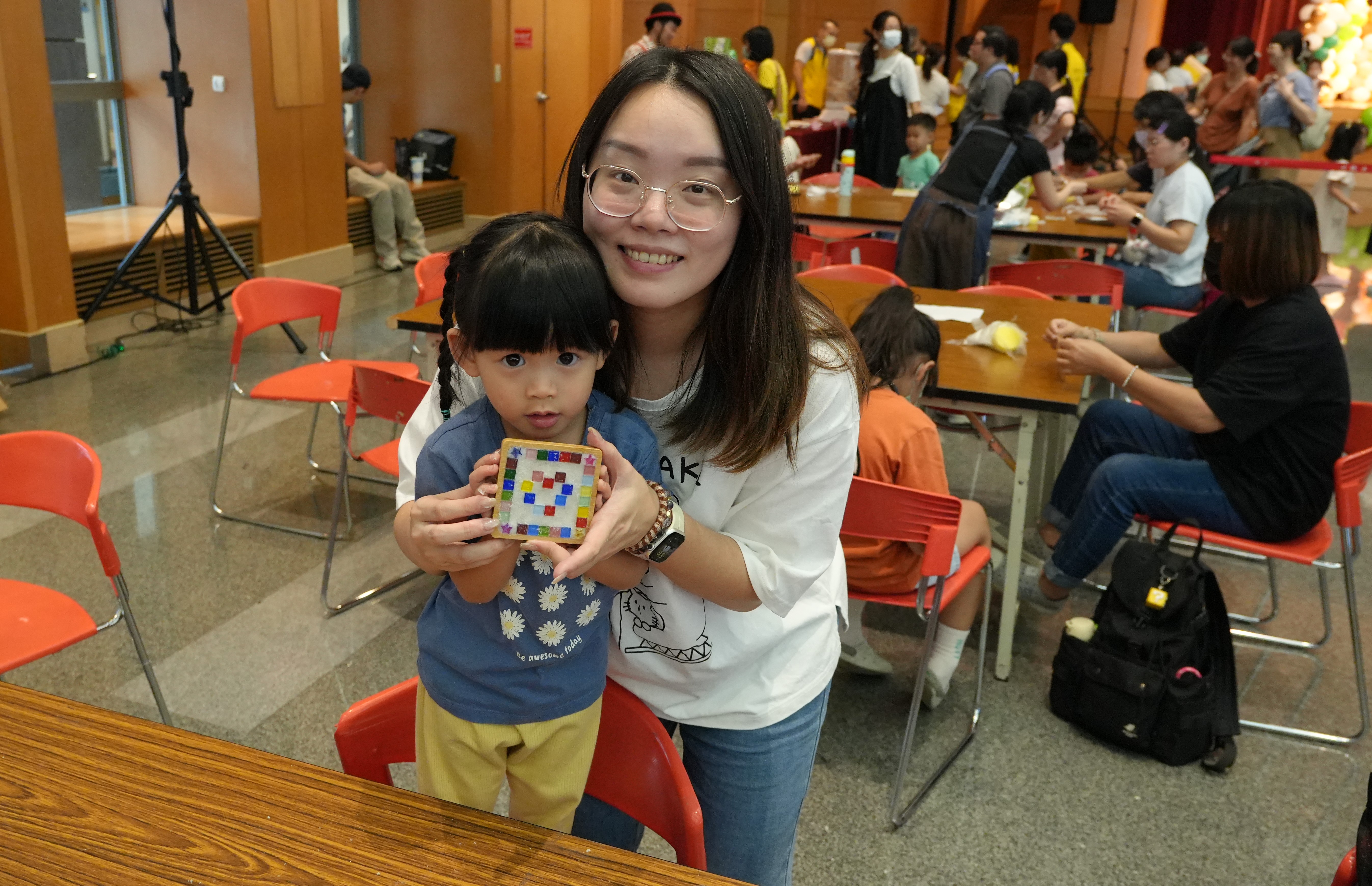 圖說：市府員工陪伴子女體驗親子手作DIY，共享溫馨歡樂的親子時光。