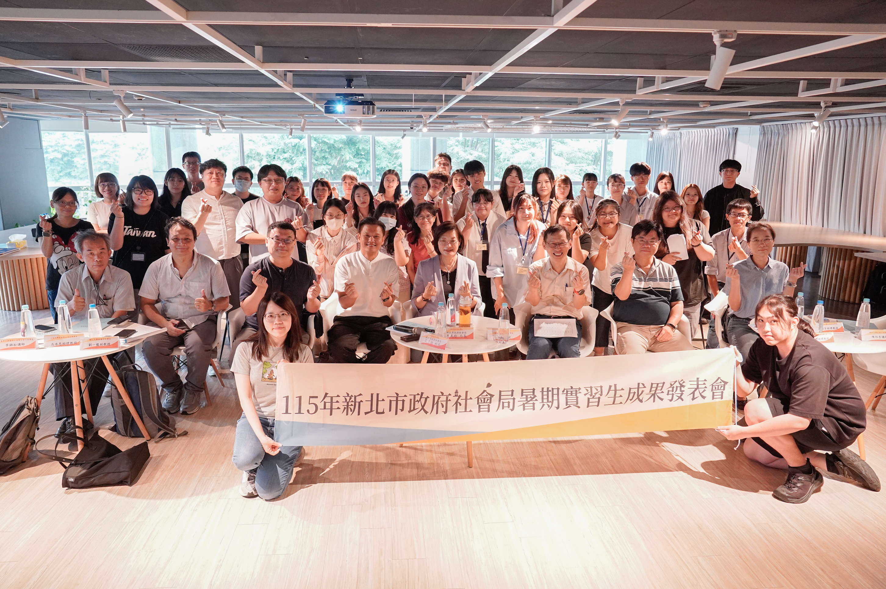 來自全臺10所大學、共19位社會工作相關科系學生，歷經八週實習，新北市社會局21日舉辦社工暑期實習成果發表會。