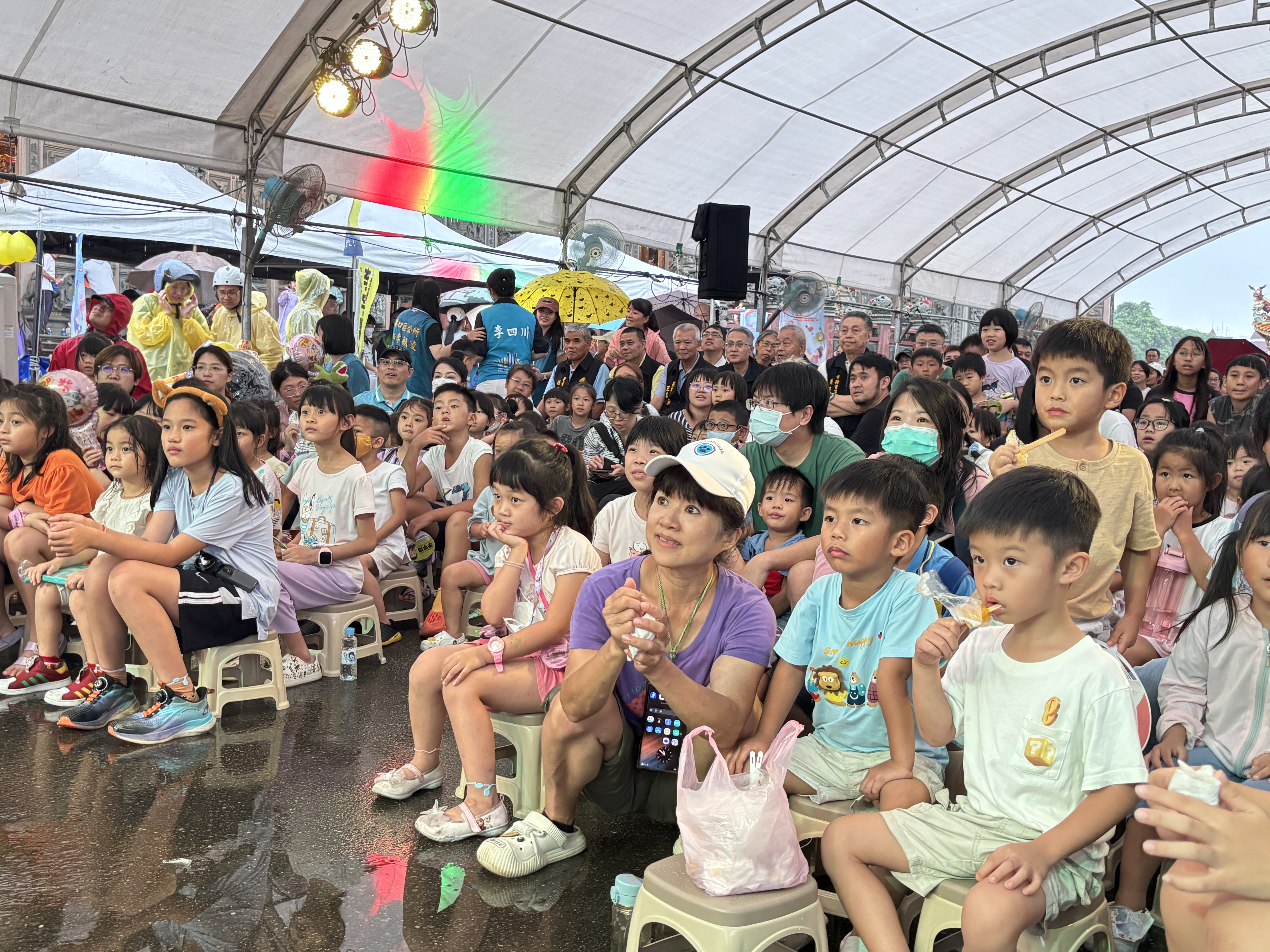05.大小朋友聚精會神及吃著「台電」贈送冰棒專心看劇