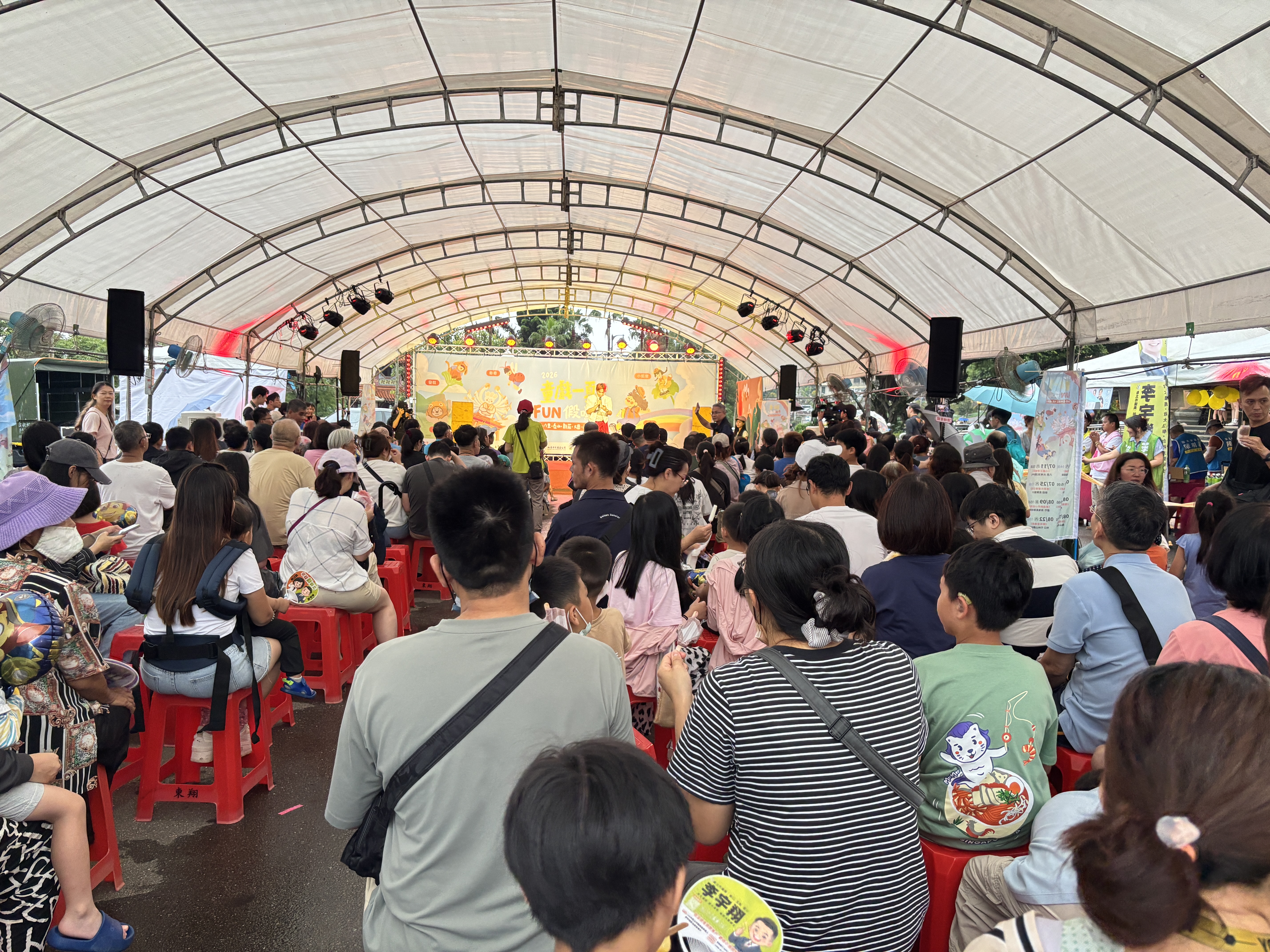 06.今(22)日壓軸大戲現場超過800位大小朋友不畏風雨前往觀劇