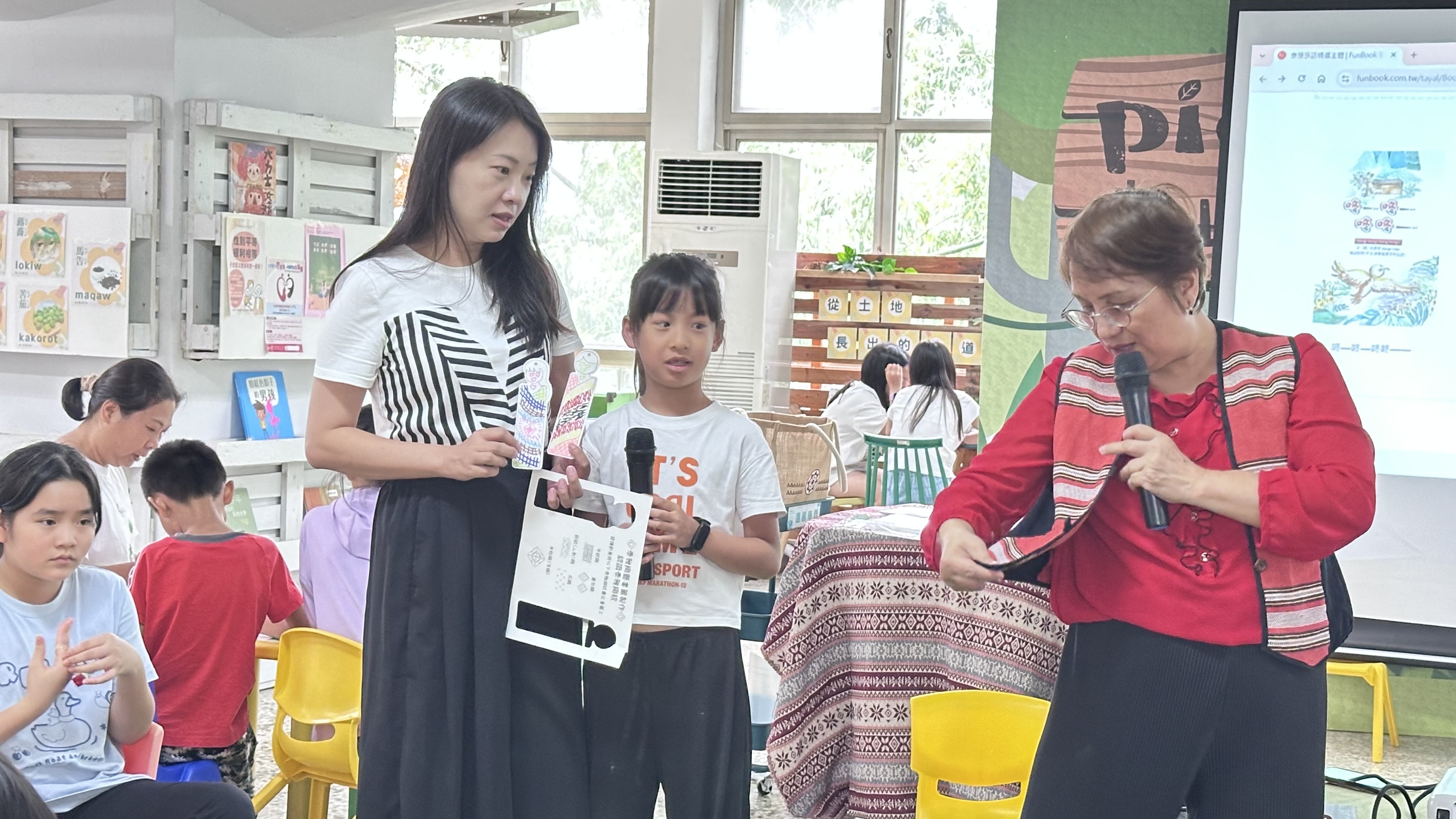 ▲卓惠美介紹泰雅族傳統織紋與族語詞彙，引導孩子認識圖紋背後的文化意涵。(圖／新北市政府原民局提供)
