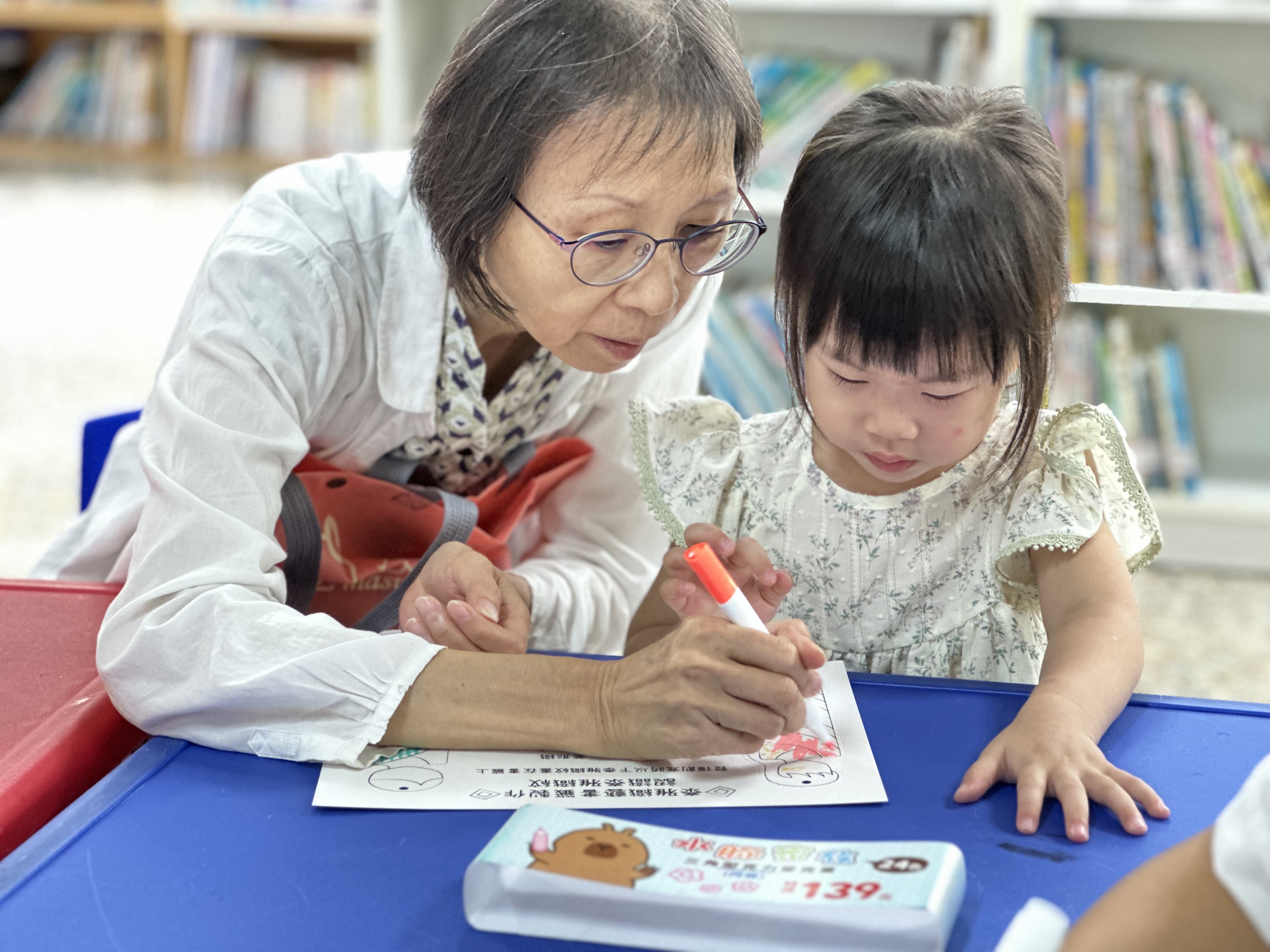 ▲親子共同設計泰雅圖騰書籤，將繪本中的文化元素化為創意作品。(圖／新北市政府原民局提供)