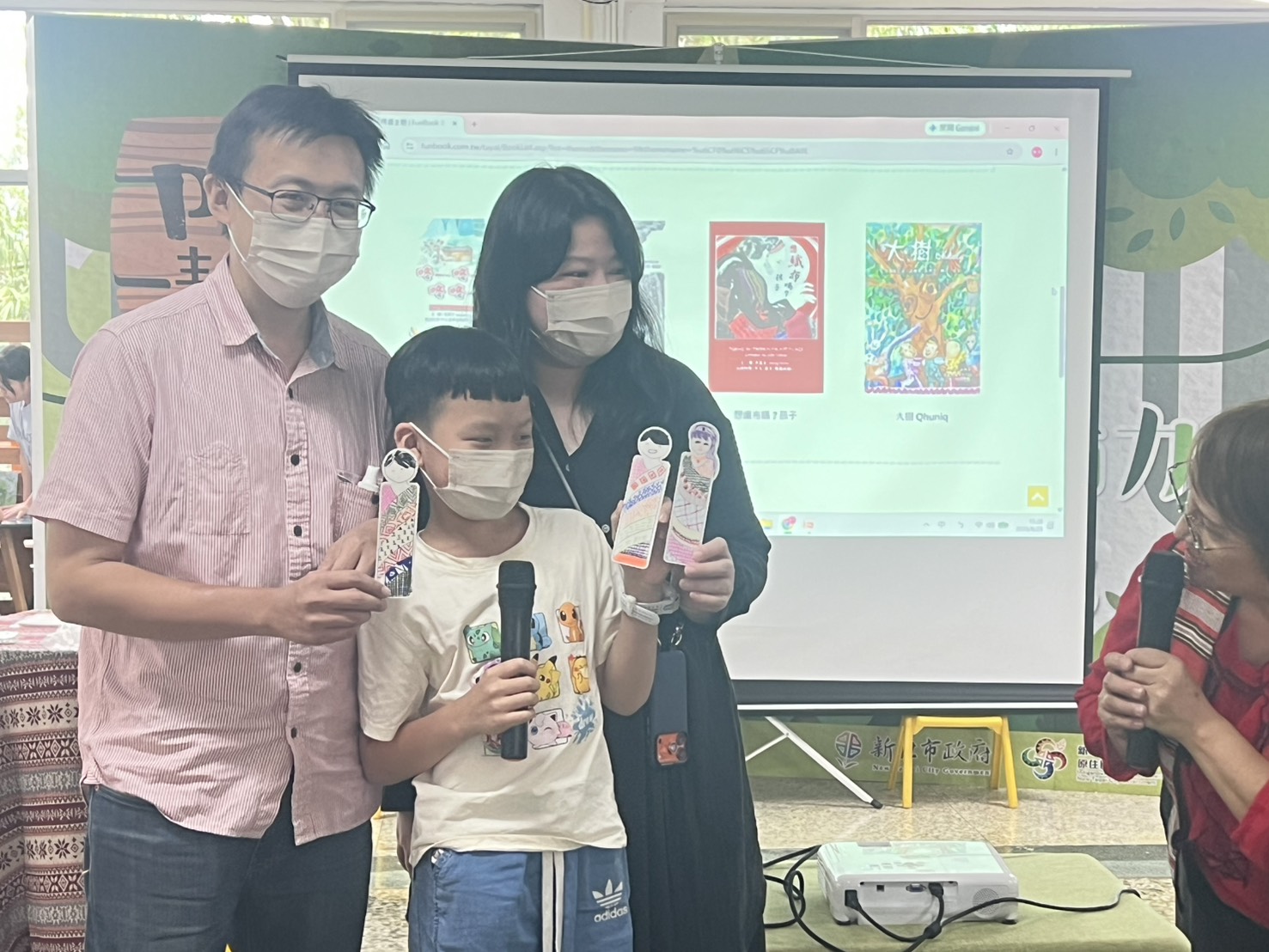 ▲小朋友展示親手完成的泰雅圖騰書籤，在創作中留下難忘的文化體驗。(圖／新北市政府原民局提供)