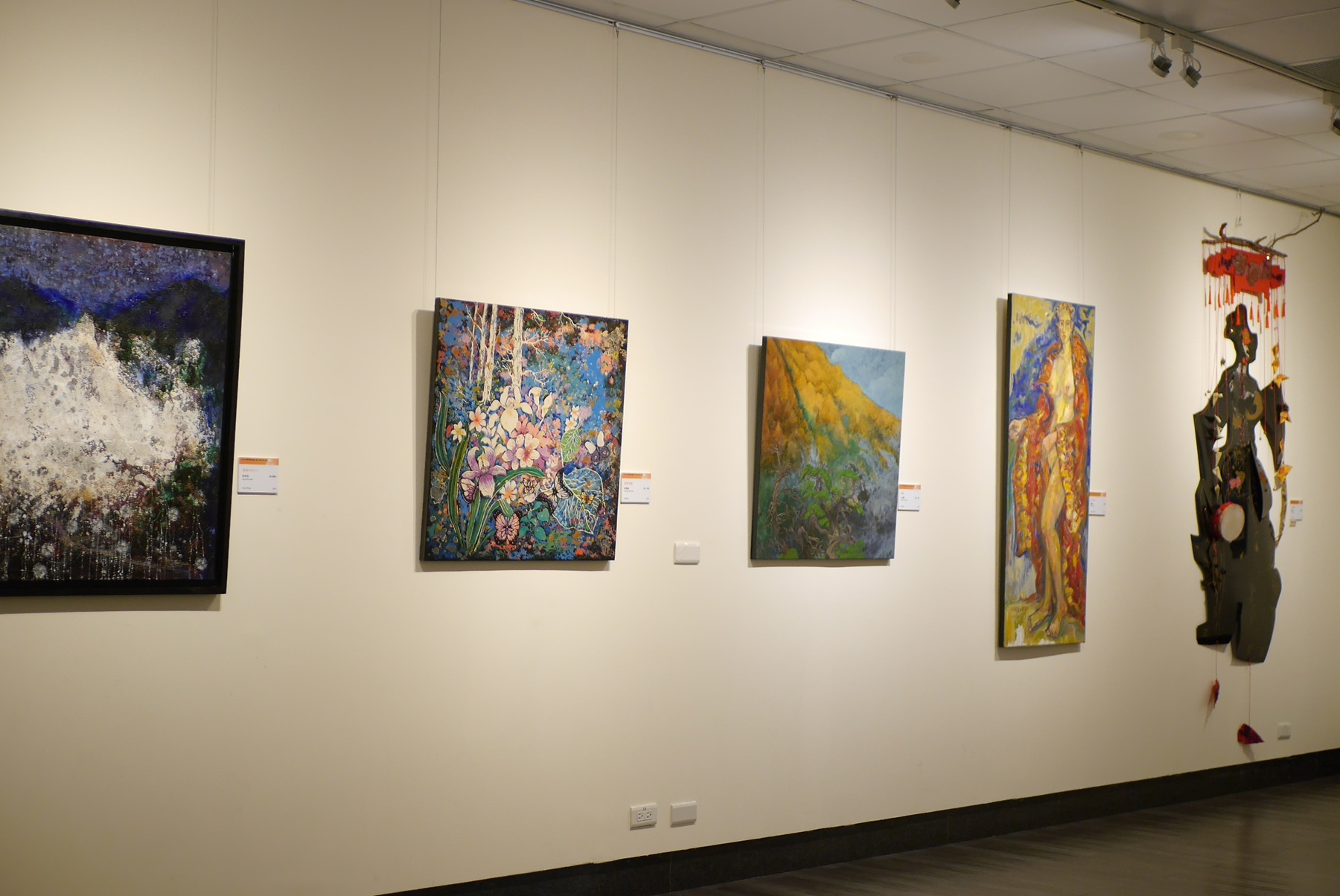 「中華紗帽山畫會第28屆會員聯展」集結58位跨世代頂尖藝術家，展出涵蓋油畫、極致漆畫、水彩、複合媒材及裝置藝術等多元作品。