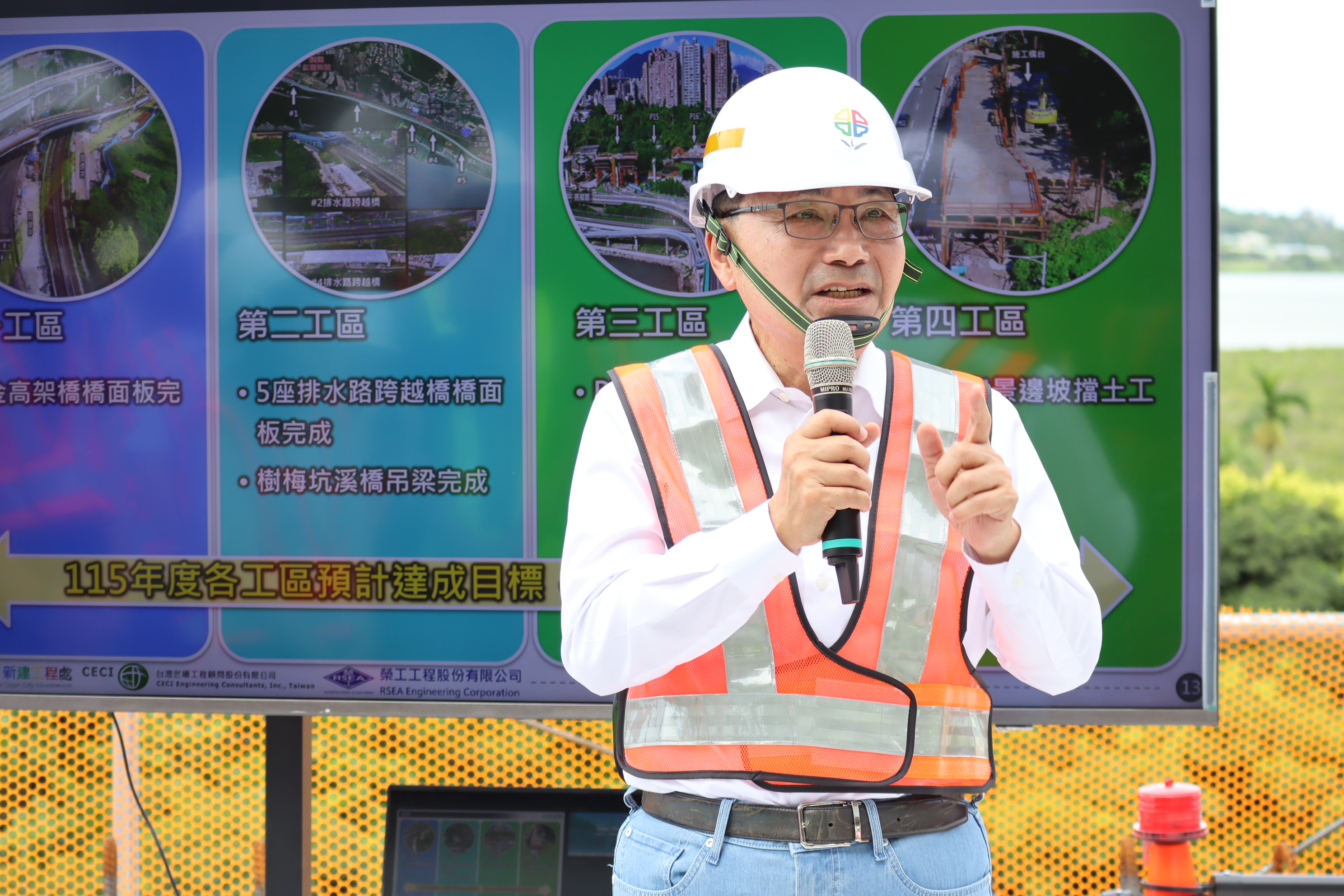 侯友宜市長今(24)日視察淡北道路工程進度，指示以「工安無虞、品質至上」為前提，朝向118年6月主線通車為目標。