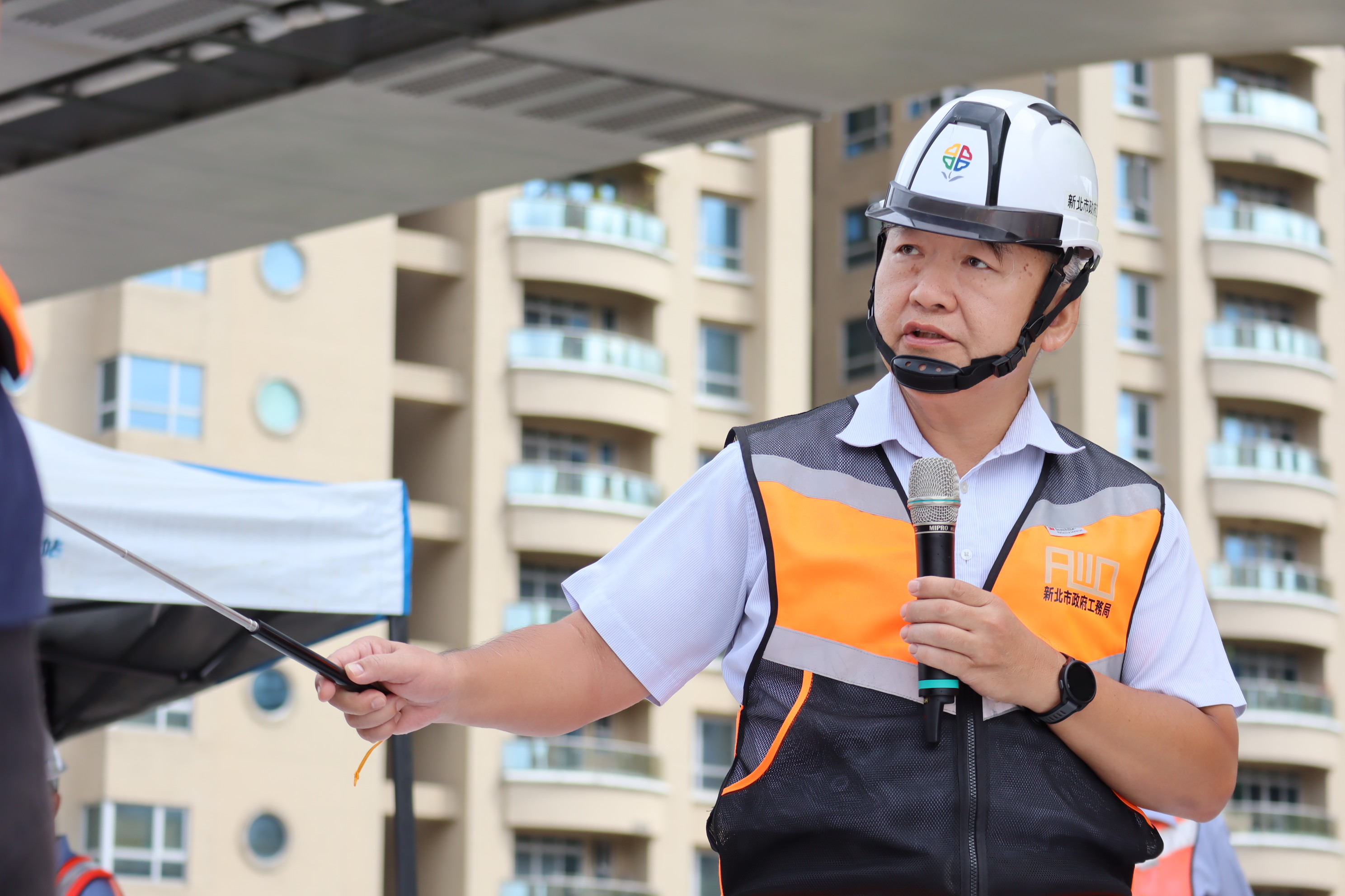 工務局長馮兆麟簡報說明淡北道路各工區進度。