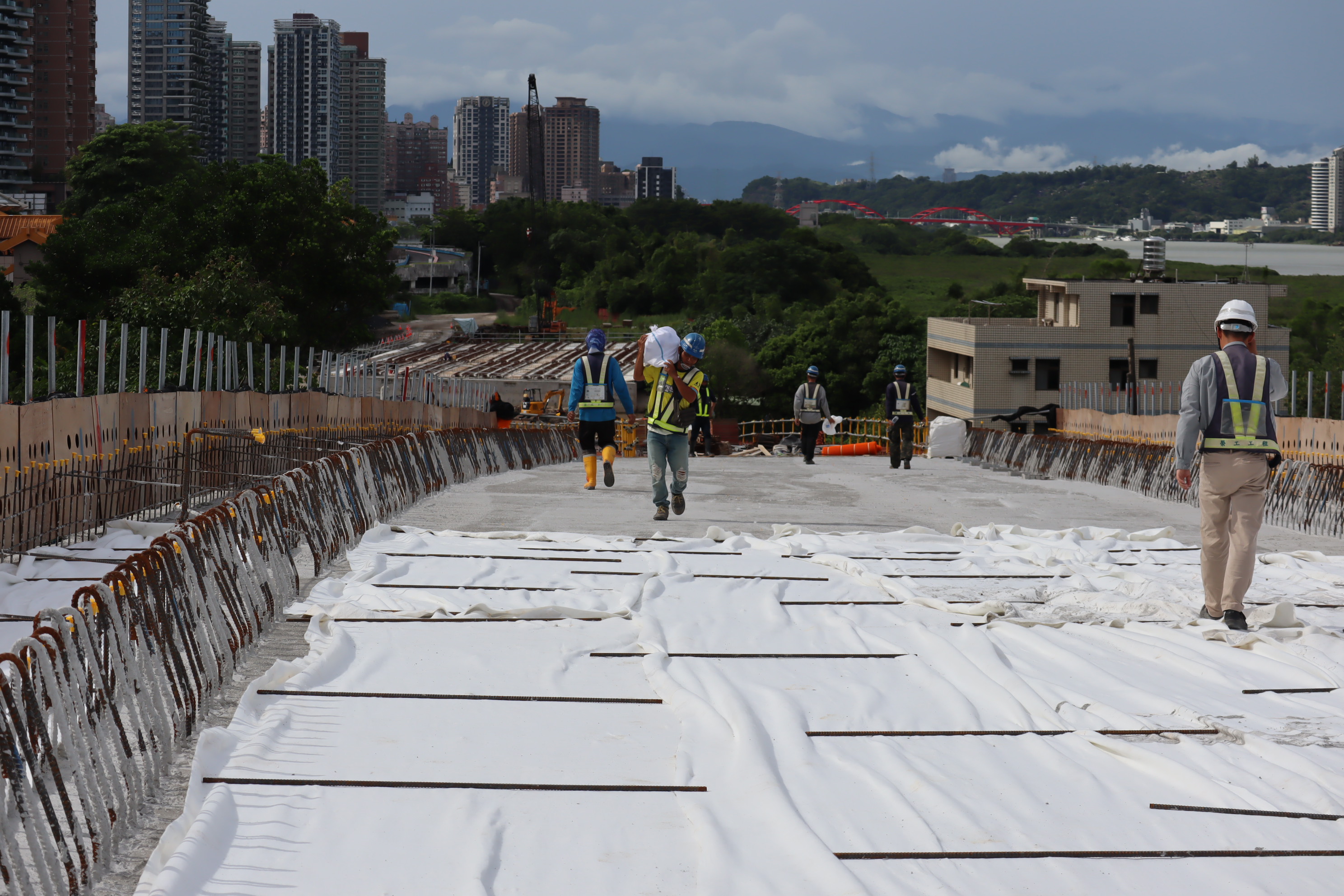 淡北道路持續施工中，新北市政府督促施工團隊做好管理，確保工程品質與進度。