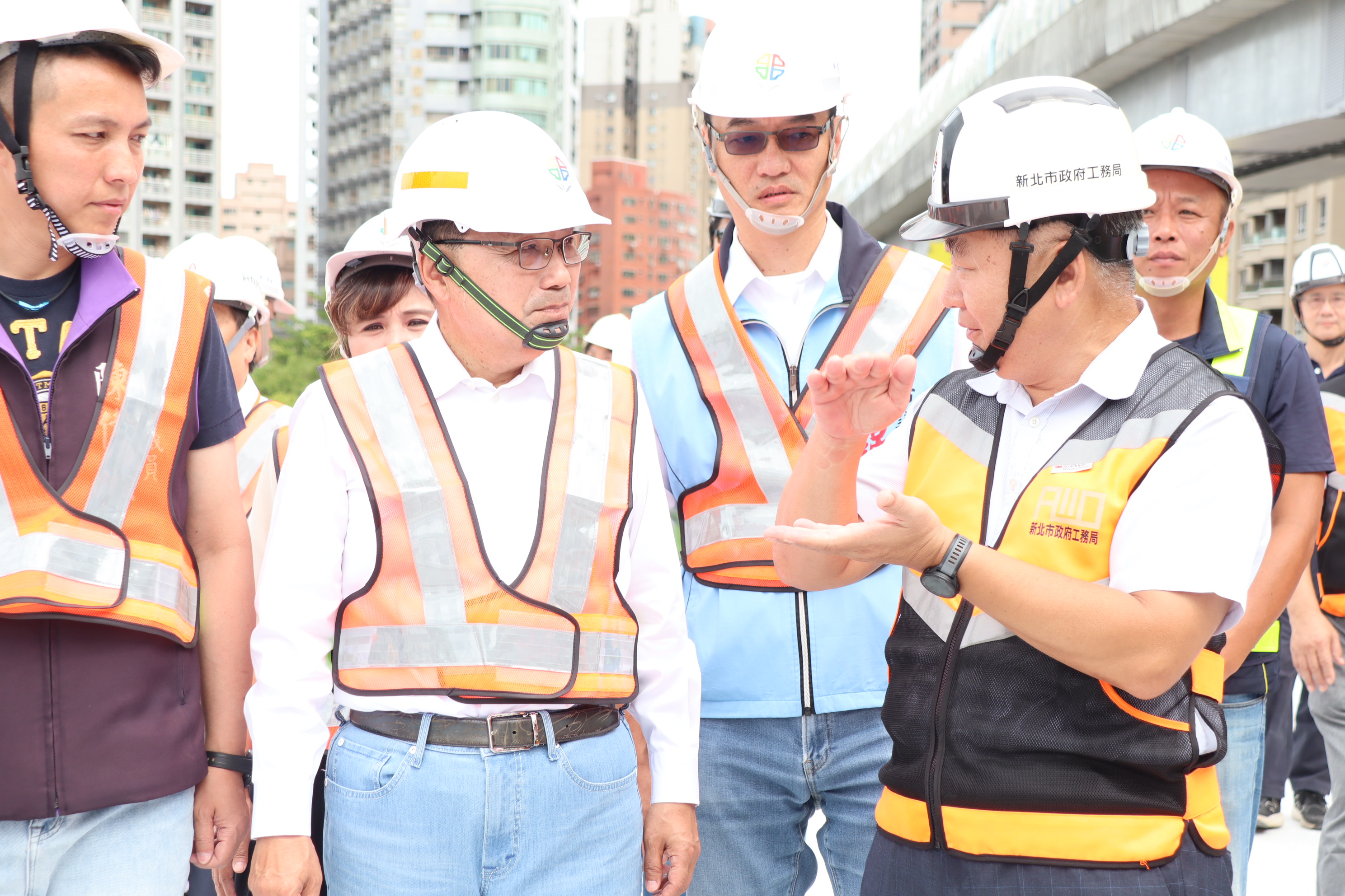 侯友宜市長(左二)與工務局長馮兆麟(左三)討論淡北道路進度及相關工項。