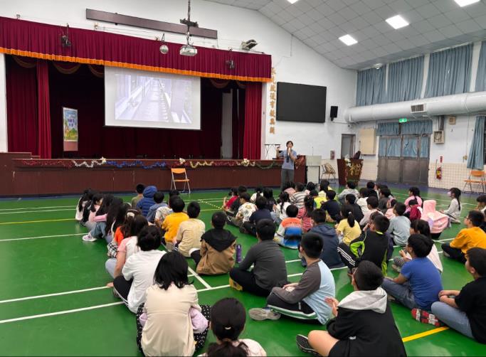 台灣猛禽研究會獸醫師前往柑園國小到校宣導。