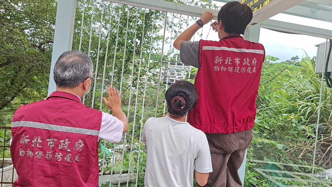  動保處於「潭之鄉」公車亭張貼5&times;5CM防撞標示。