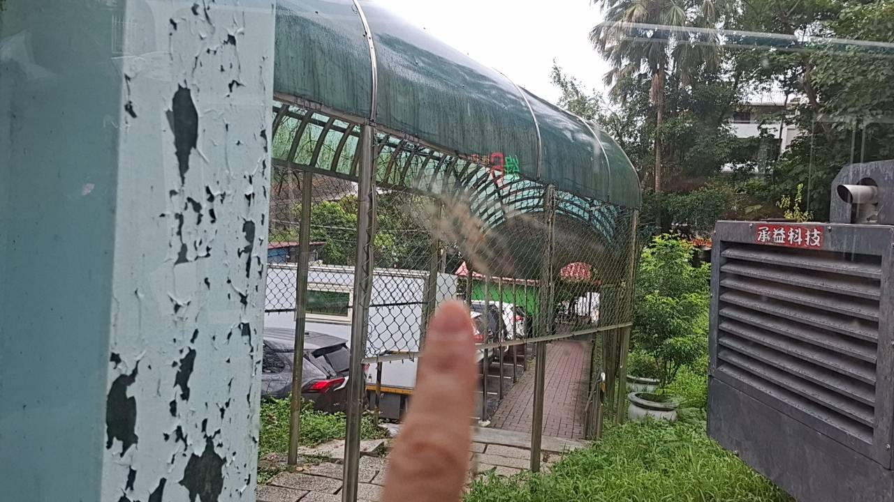 鳥類撞擊後留下的痕跡。