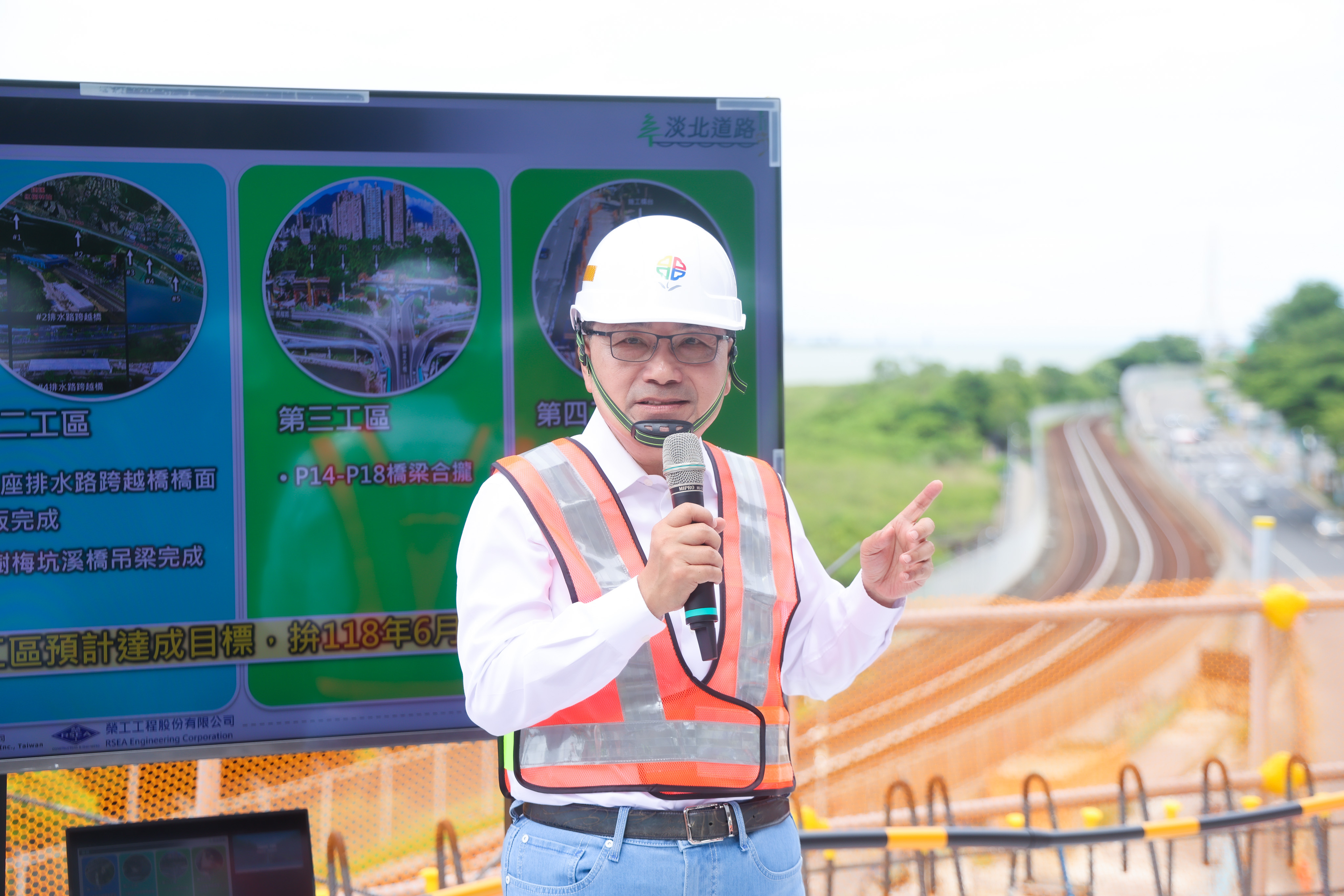 侯友宜今(24)日視察「淡水河北側沿河平面道路工程」工程進度。