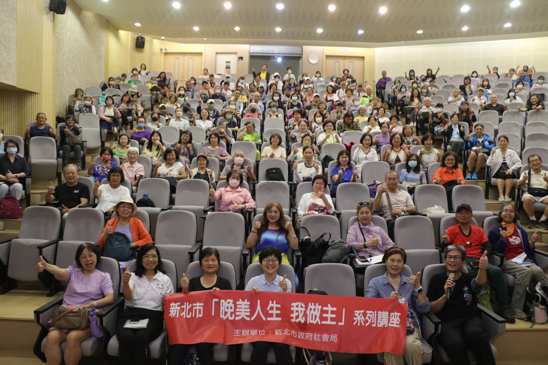 新北市社會局「晚美人生我做主」系列講座，20日在新北市立圖書館總館邀請臺北醫學大學附設醫院臨床營養師李佩芬（前排中）演講，吸引近200位民眾前來聆聽。