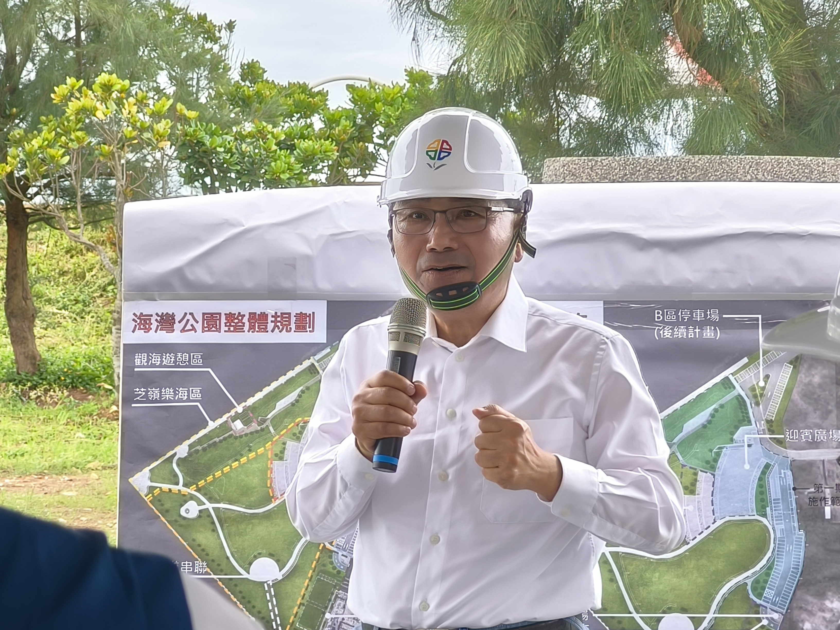 侯友宜市長視察三芝海灣公園環境，市府將優化周邊空間，為市民打造安心樂活的海岸環境。