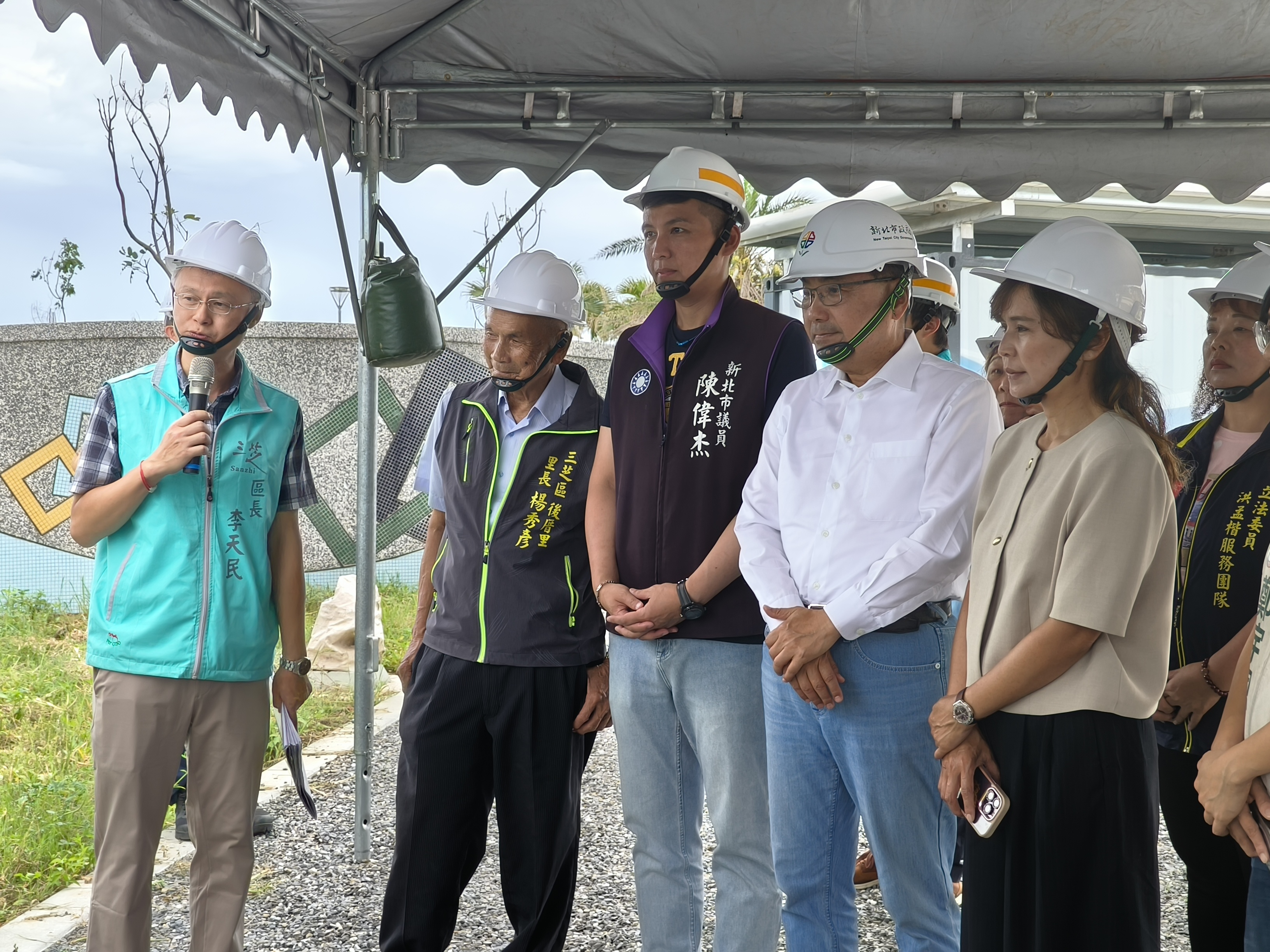 市長侯友宜視察三芝海灣公園環境，市府將優化周邊空間，為市民打造安心樂活的海岸環境。