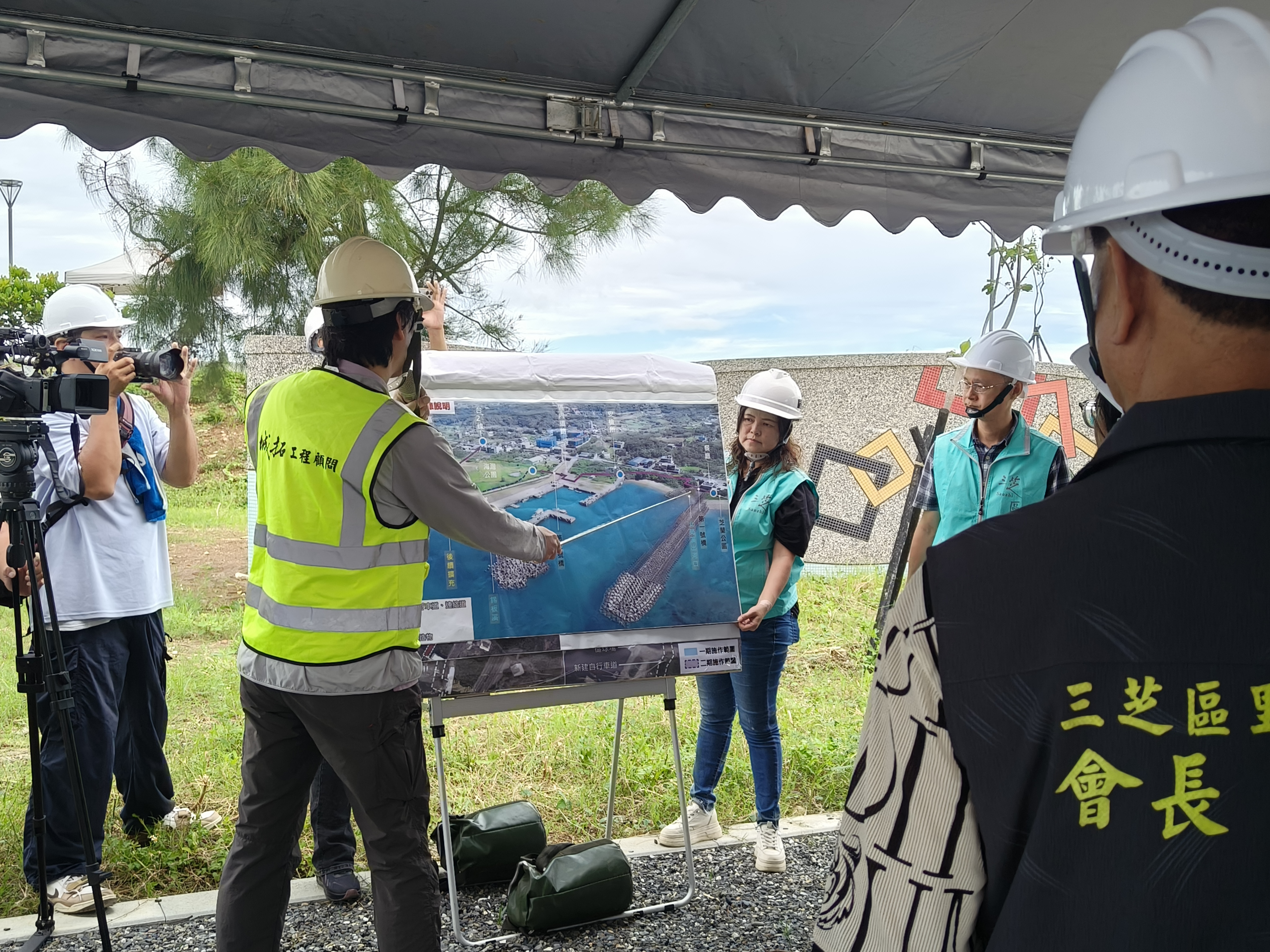 新北市長侯友宜視察三芝海灣公園環境，市府將優化周邊空間，為市民打造安心樂活的海岸環境。