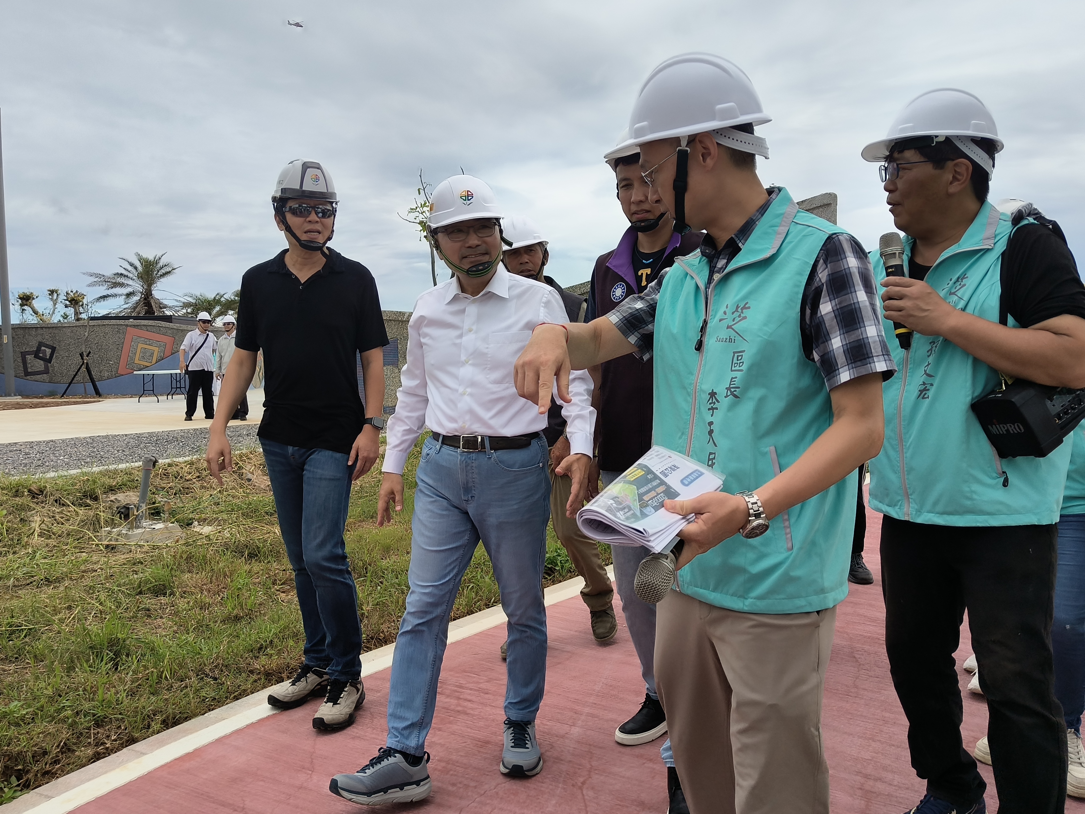 新北市市長侯友宜視察三芝海灣公園環境，市府將優化周邊空間，為市民打造安心樂活的海岸環境。
