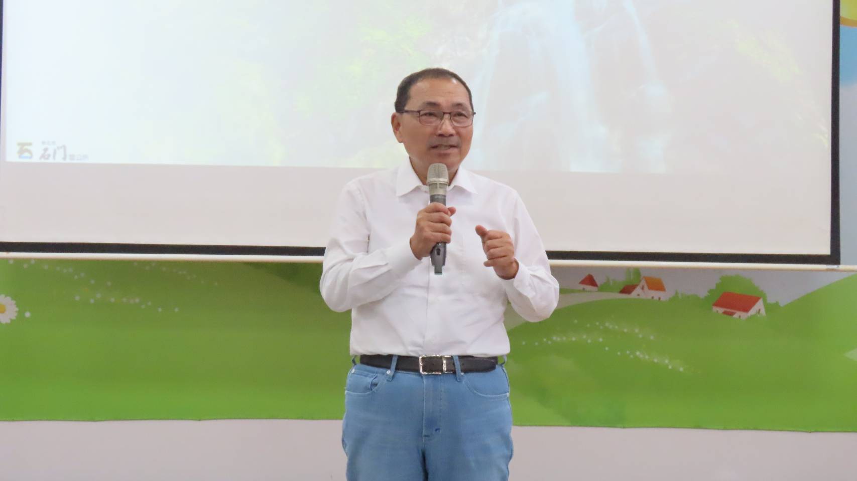 市長於里政交流會中致詞。
