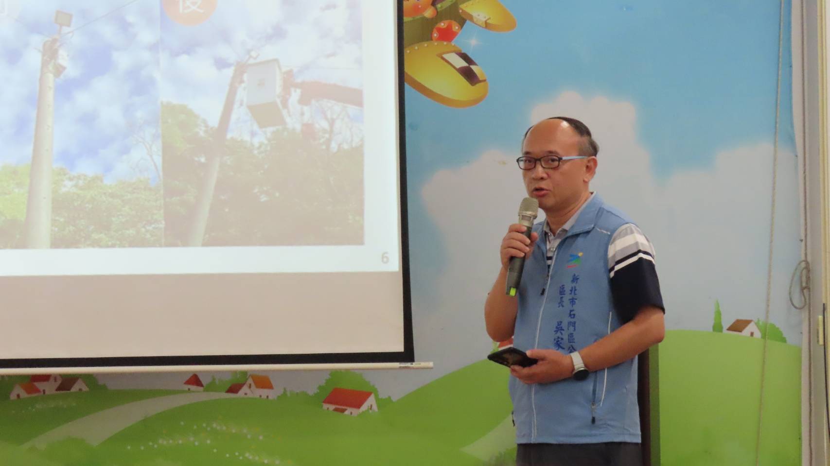 由石門區長吳家兆簡報區政成果。