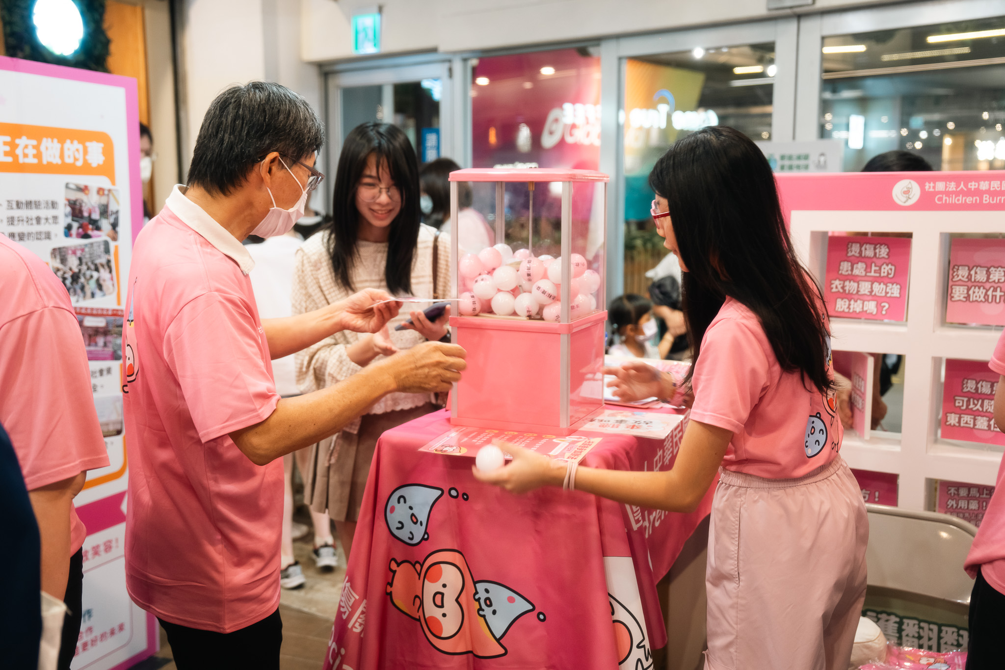  親子家庭參與暑期燒燙傷安全教育系列活動，透過故事與互動體驗，一起學習生活中的安全與自我保護觀念。