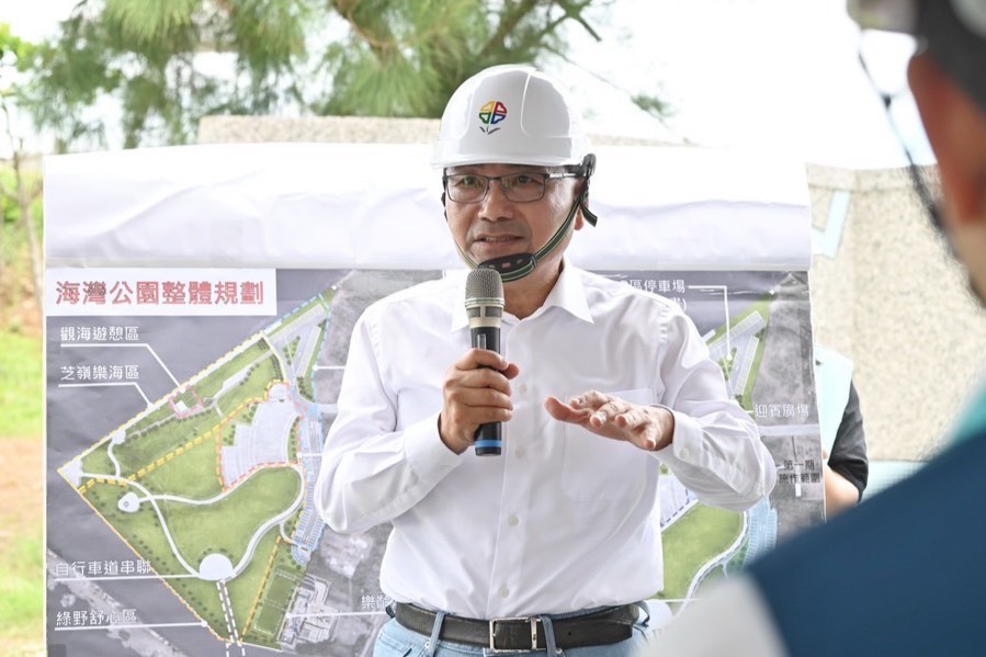 新北市長侯友宜今（24）日前往三芝區視察海灣公園景觀與觀光設施營造工程。