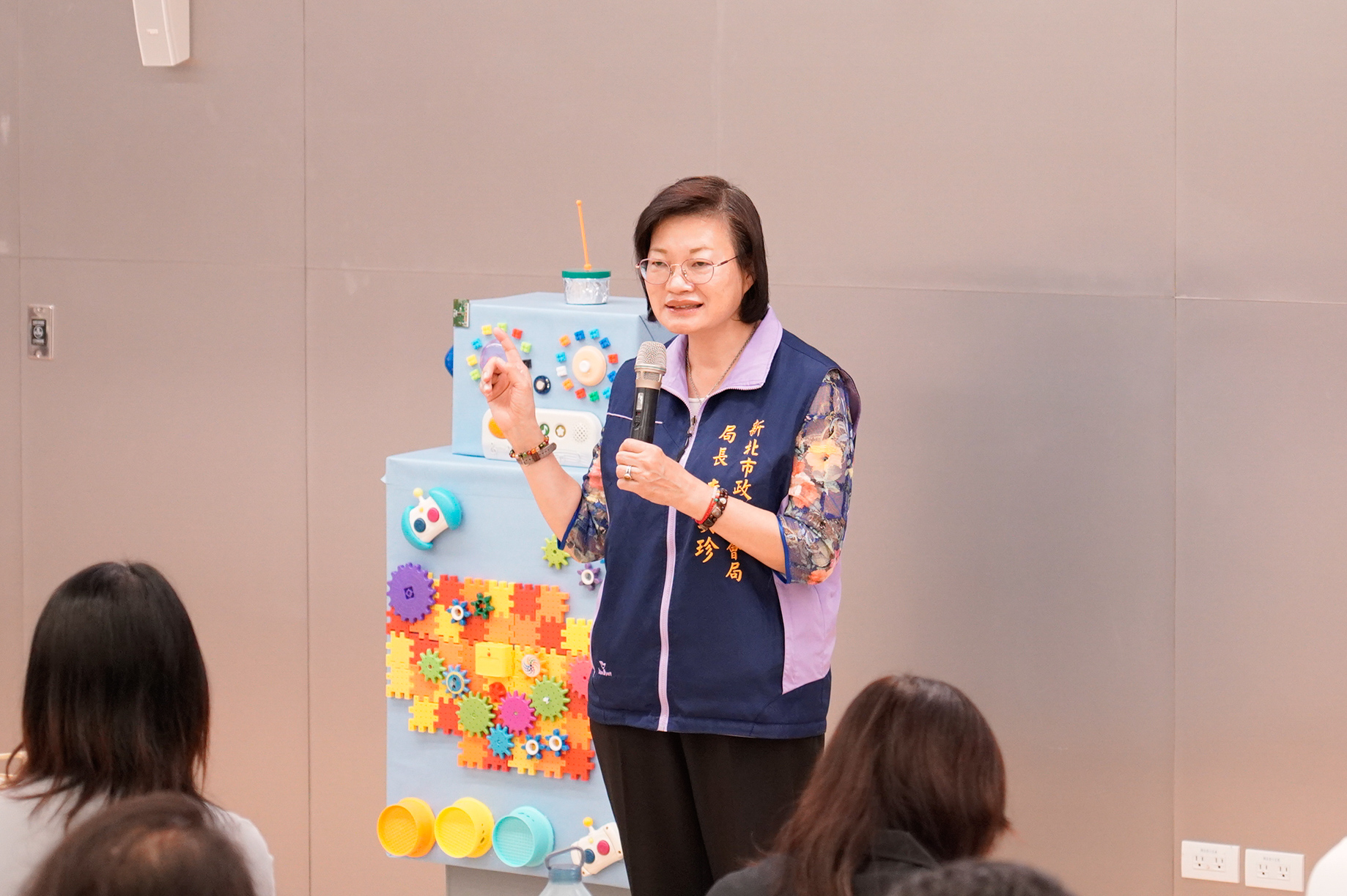 新北市社會局長李美珍表示，新北近年在私公協力長期深耕下，「新北市玩具銀行」已經成立超過十年，還有玩聚窩旗艦店以及彩繪漂亮的行動玩具車，同時照顧都會區及偏區的每個人。