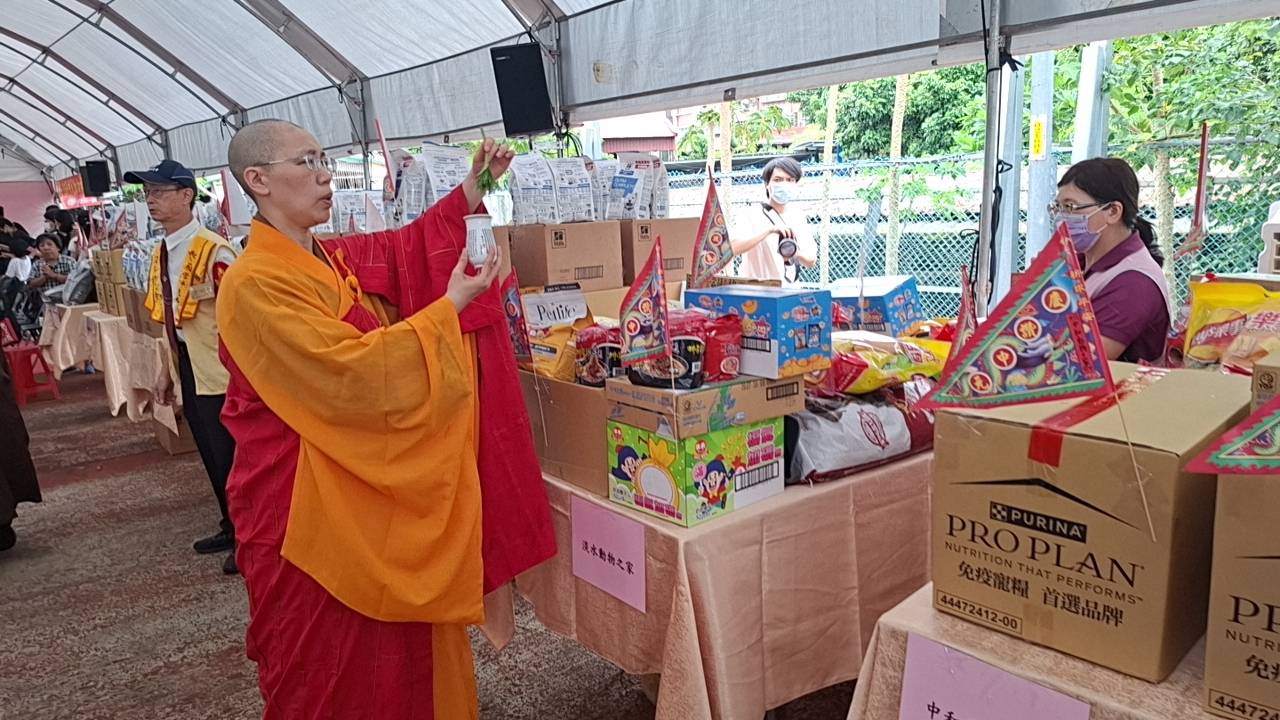 有果法師手持楊枝進行灑淨儀式