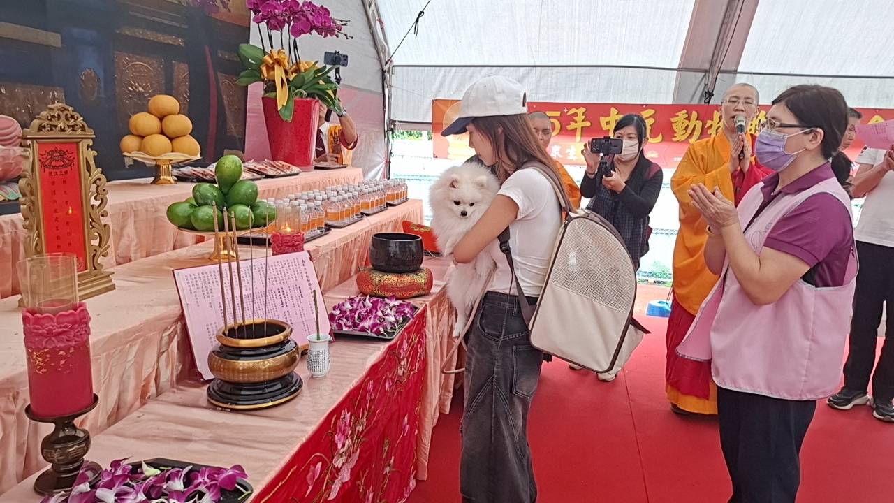 飼主帶寵物祈福，象徵對生命的珍愛與善待