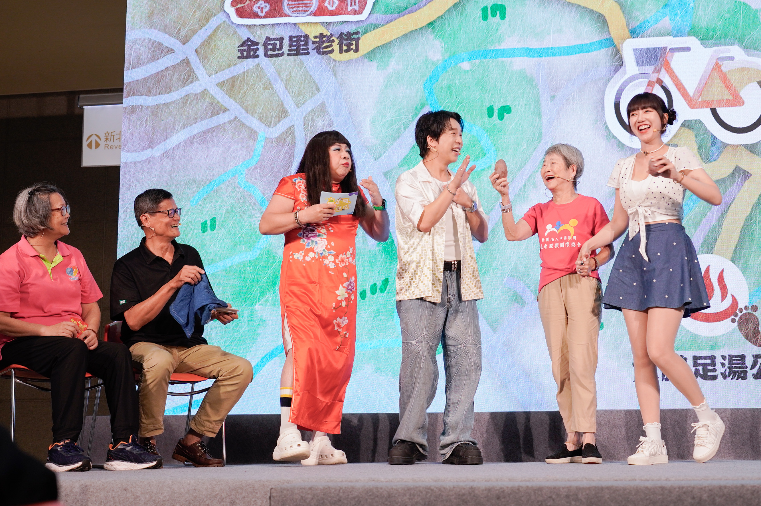 藝人派翠克（中）和泱泱（右）與長輩重現在金山挖地瓜的故事，逗得現場來賓哈哈大笑。
