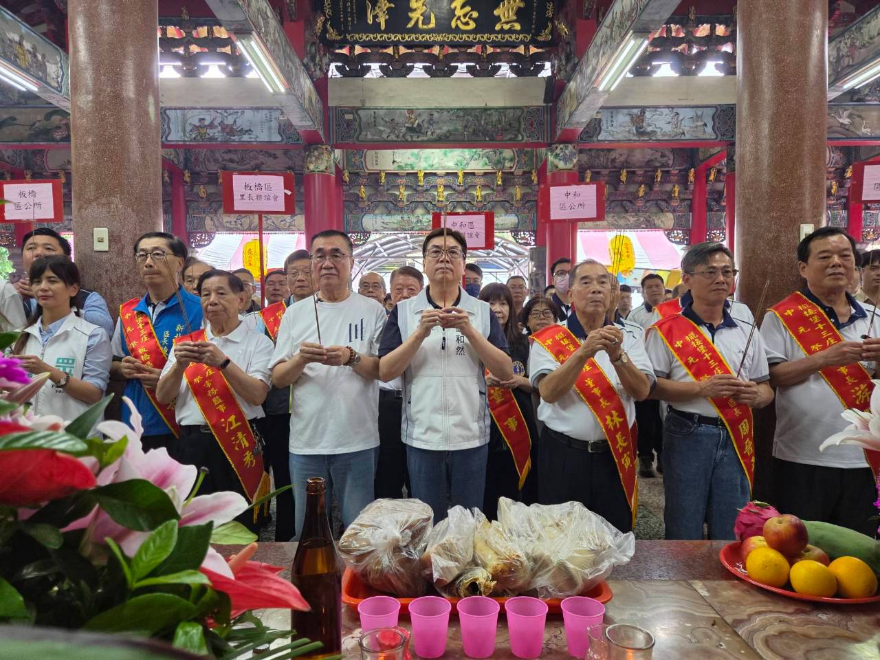 農曆七月半「中元節」將至，土城區義塚大墓公舉行為期 4 天的中元祭典活動，新北市副市長劉和然親自出席團拜祈福。