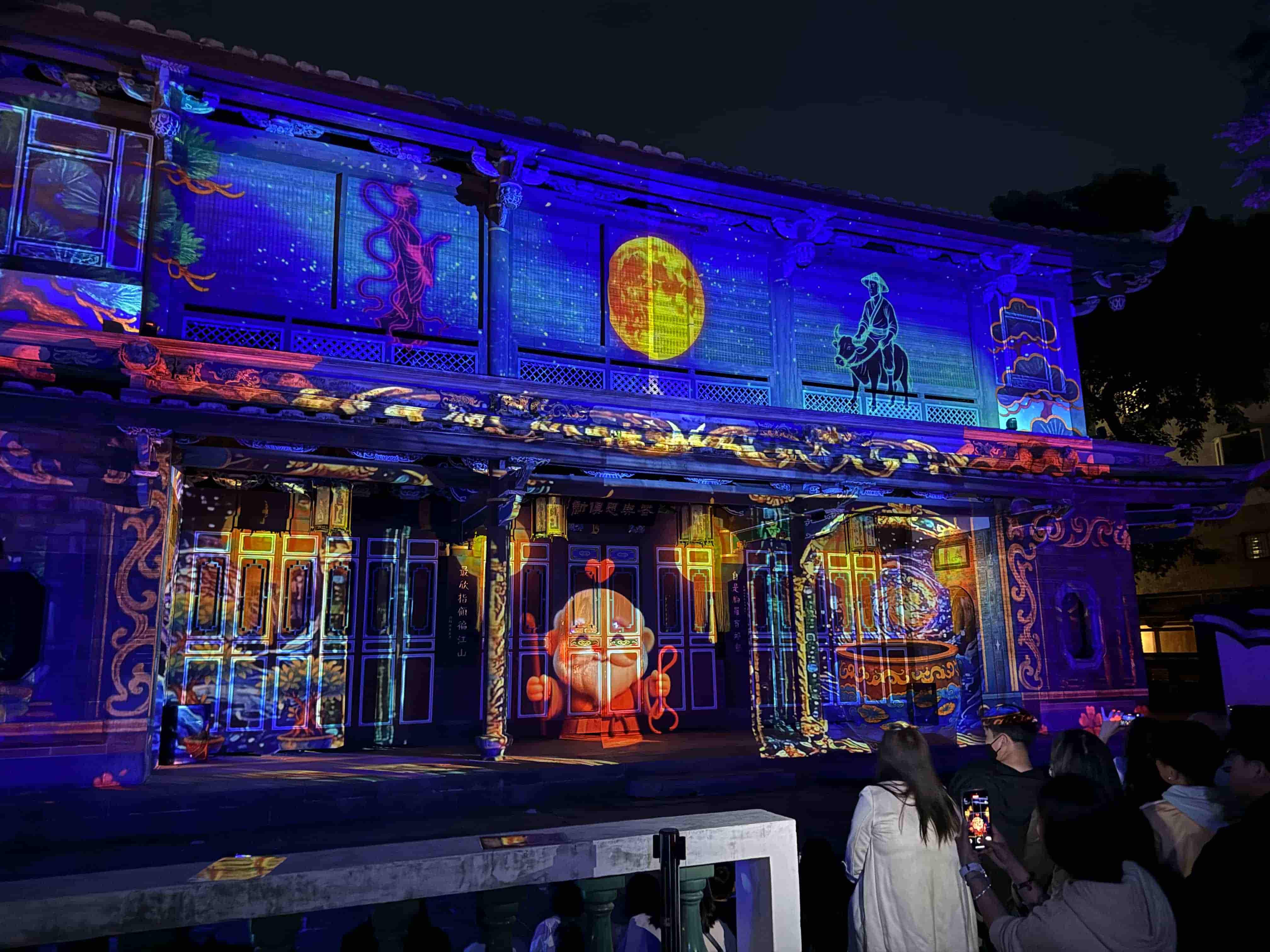 《月光織戀 仙履林園》以光影科技融合園林建築，帶領觀眾走進光影交織的林園，感受古蹟文化的嶄新魅力。