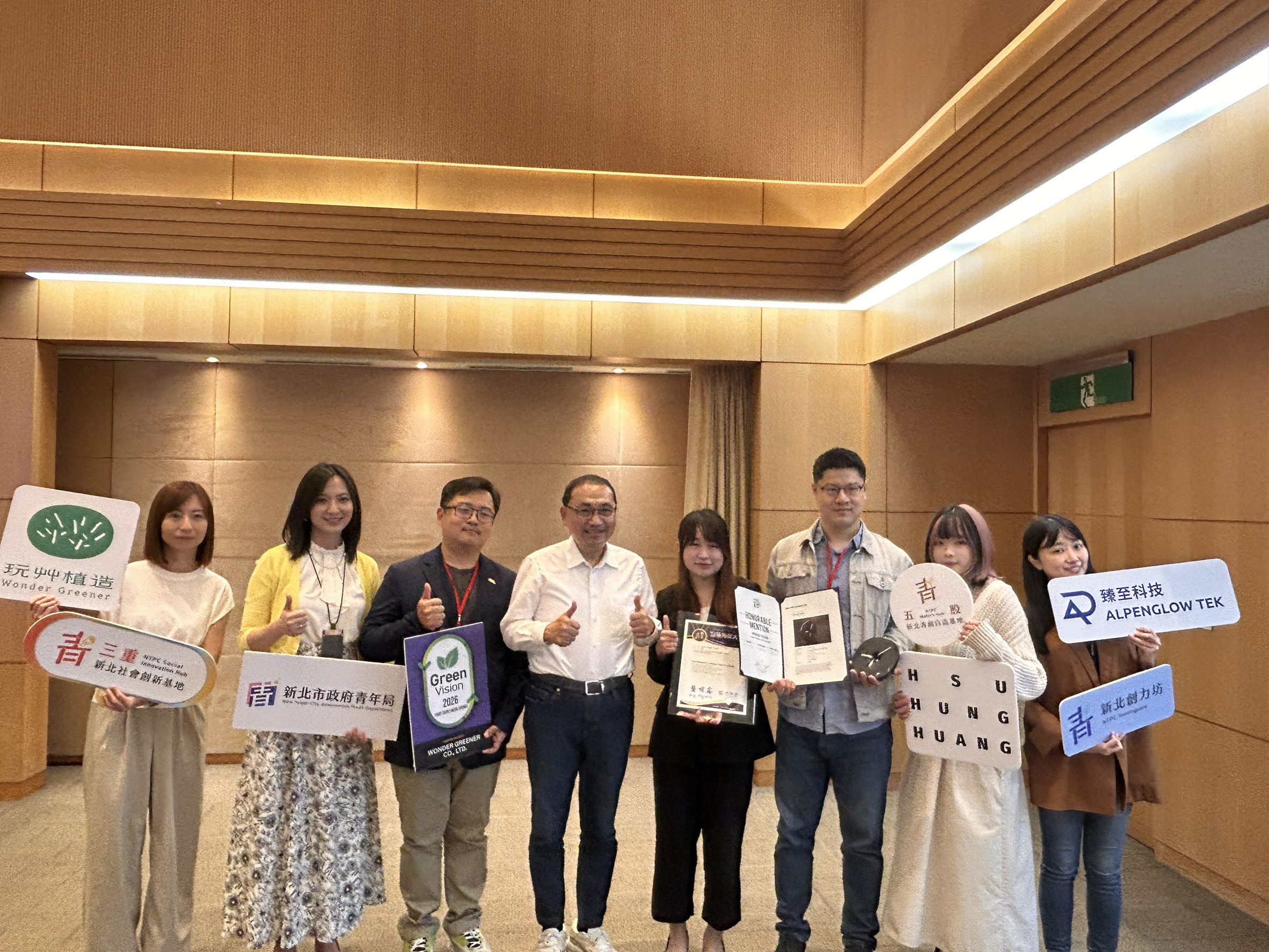 今日市政會議上由新北市青年局長邱兆梅率隊向市長侯友宜分享新北青創基地進駐團隊獲獎成果。