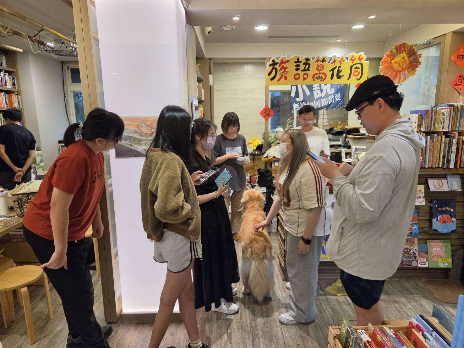  新北市漾青春基地暑期課程中參訪永和在地獨立書店－綠書店 Green Bookstore ，並製作成短影音。