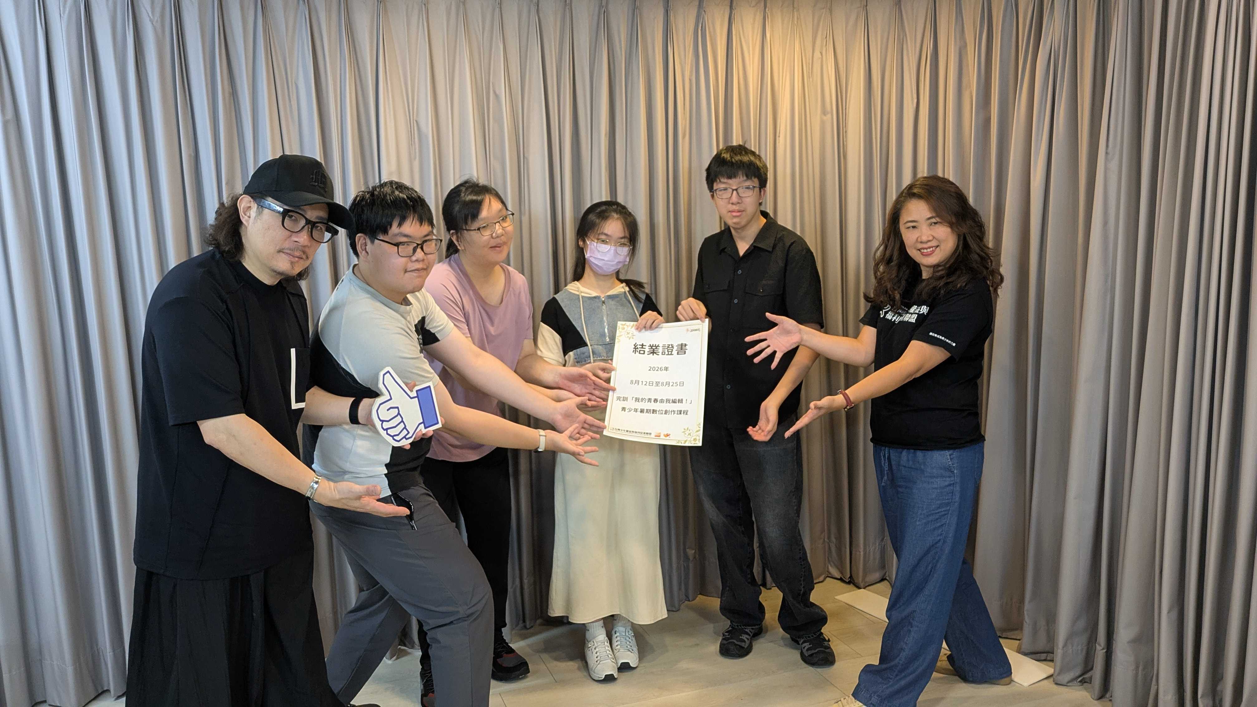 台少盟秘書長張祐嘉（右1）和吳介民講師（左1）為4位學員頒贈結業證書