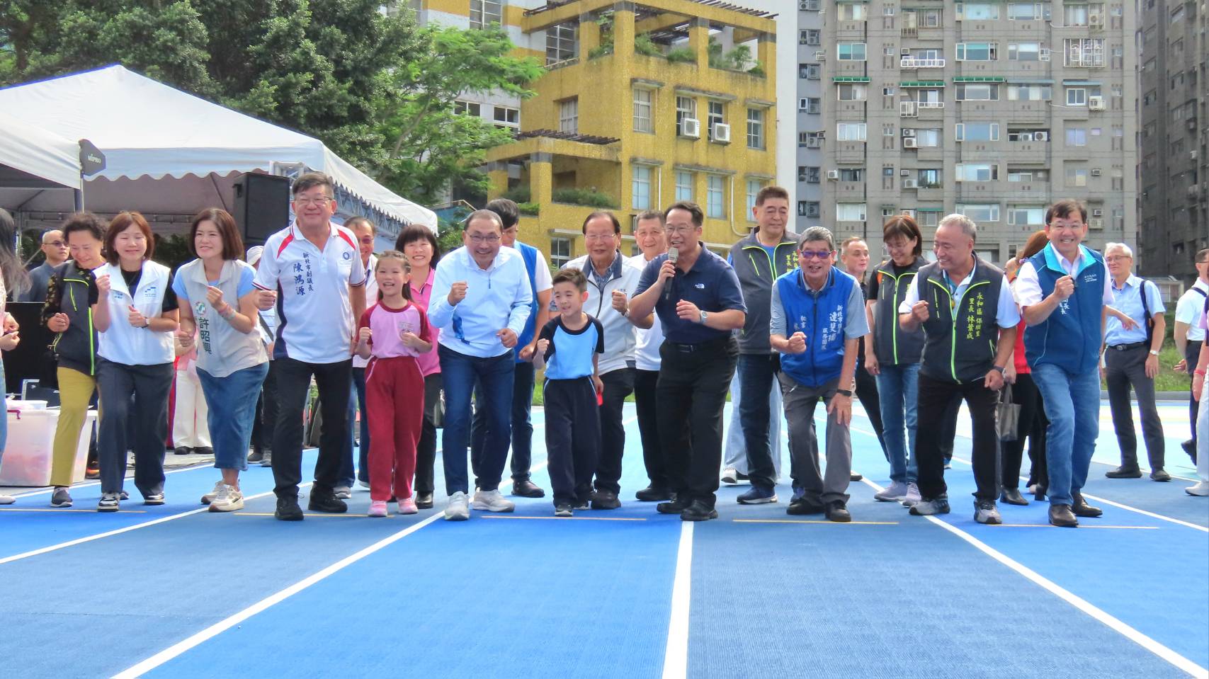 市長出席永平國小操場啟用典禮，肯定工程在教育局、交通局與校方三方的努力下，為學子提供了更安全、舒適的運動場域，並兼顧家長接送及地方停車需求。