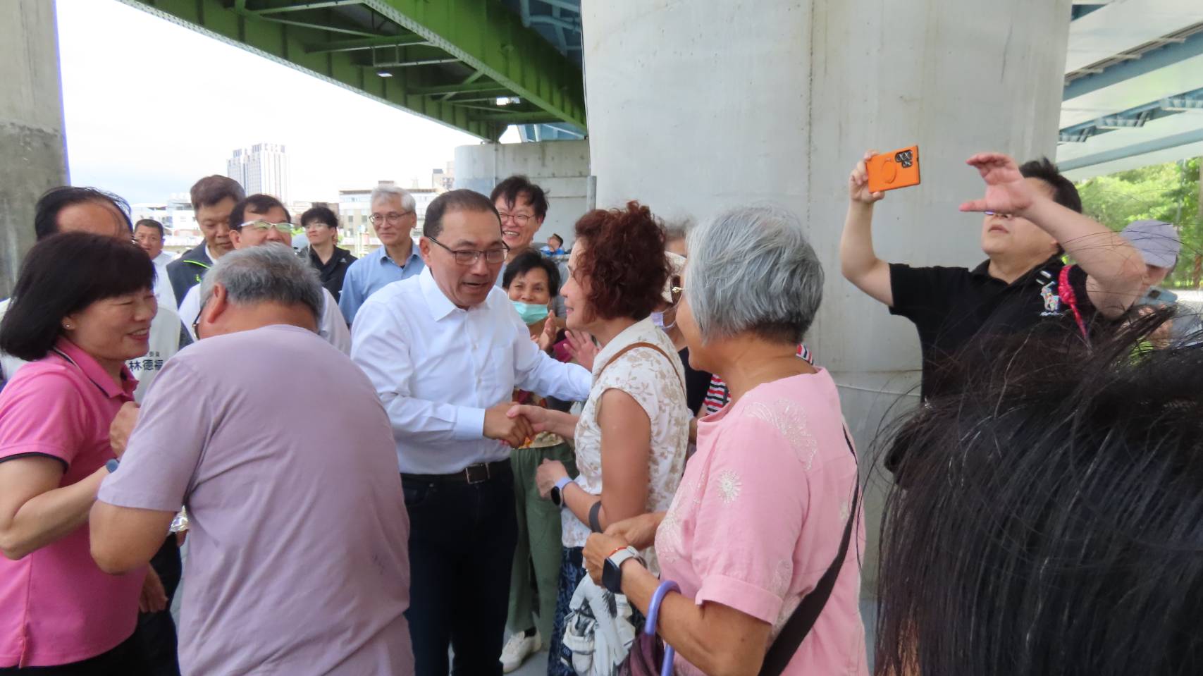 市長視察永和博愛藝術街廓與中正橋周邊環境整合再造工程（第一期）並與在地居民互動。