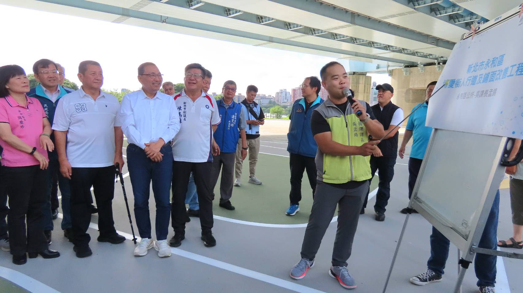 市長侯友宜視察永和博愛藝術街廓與中正橋周邊環境整合再造工程（第一期）。