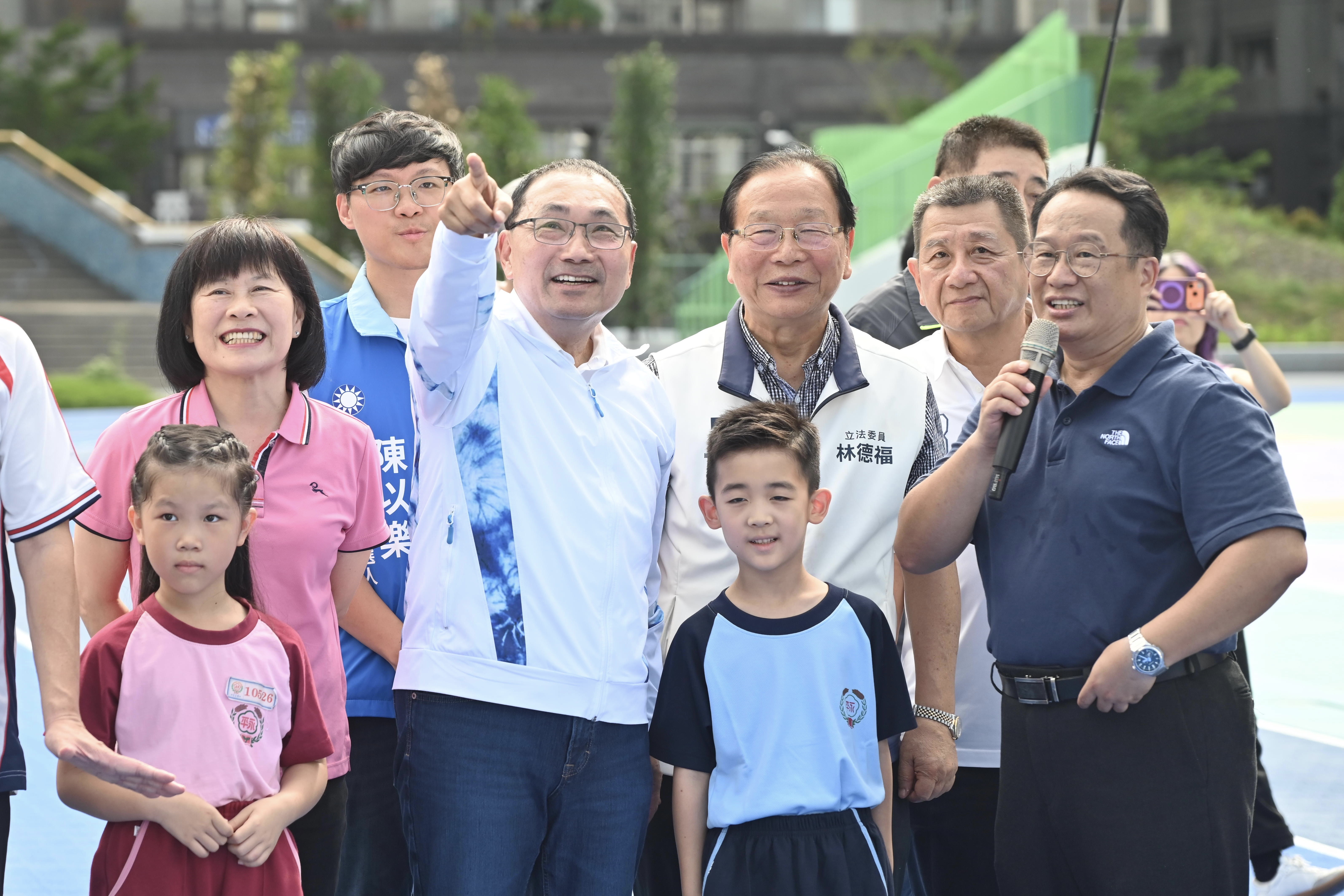 侯友宜指出，永平國小操場為新北首座結合地下停車場及捷運萬大中和線LG05站的立體共構工程，感謝學校、家長及地方民代支持，讓孩子在新學期能有安全、繽紛的運動空間。