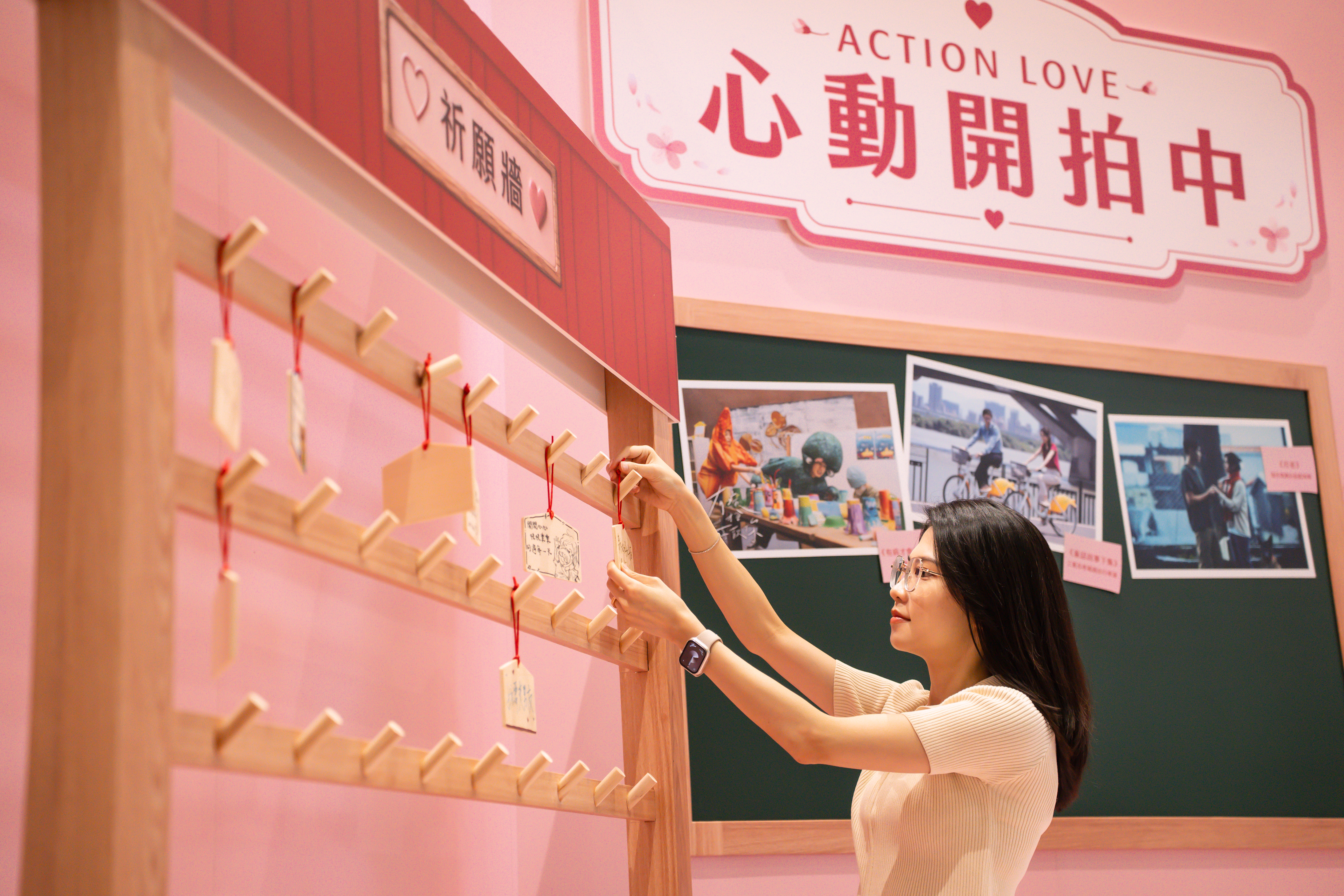 各展區結合布景設計影視場景翻翻樂、月老祈願牆及情境打卡拍照等各式互動體驗。