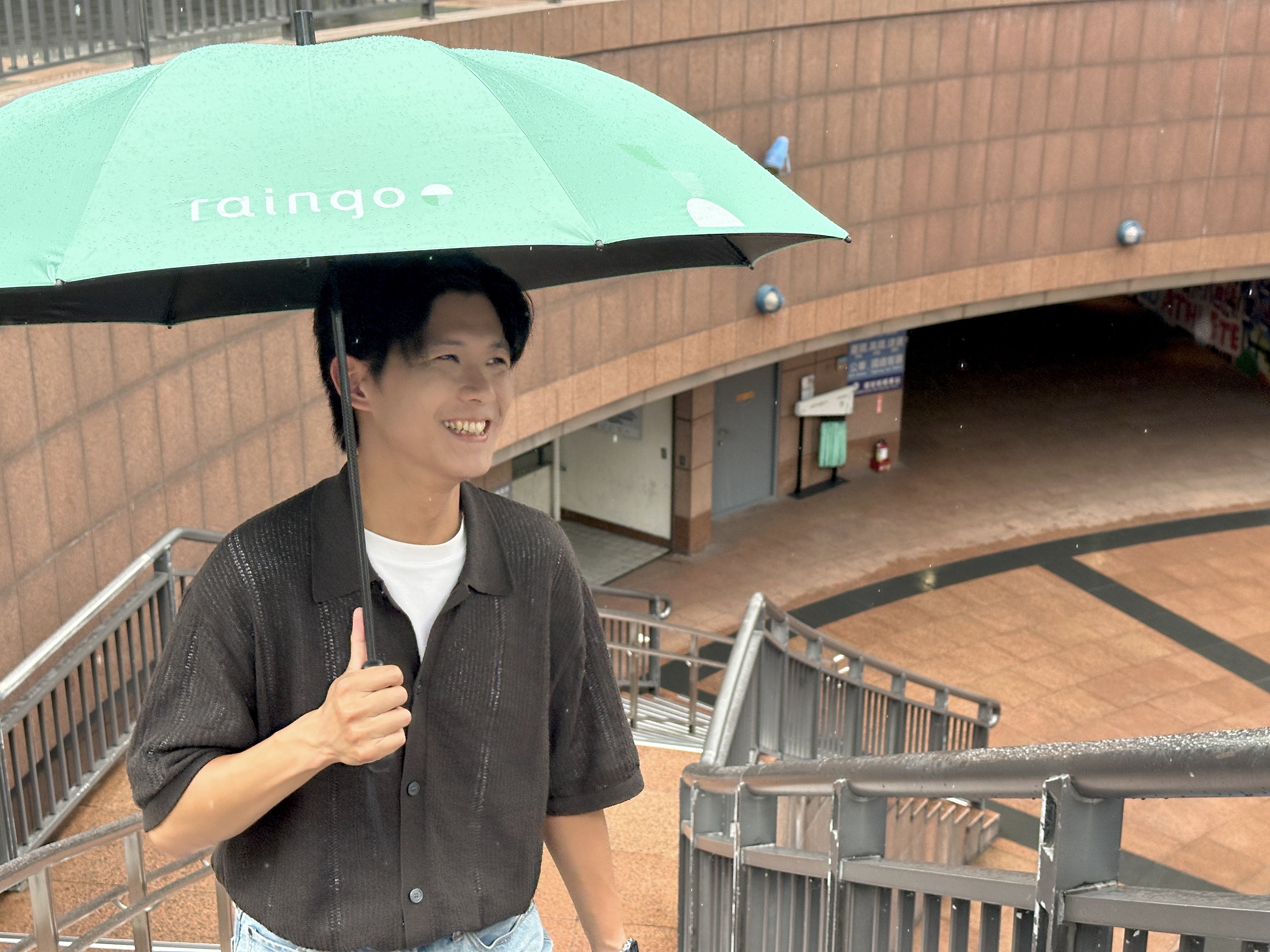 共享傘服務，以資源共享取代一次性購買，落實城市循環使用的環保理念。