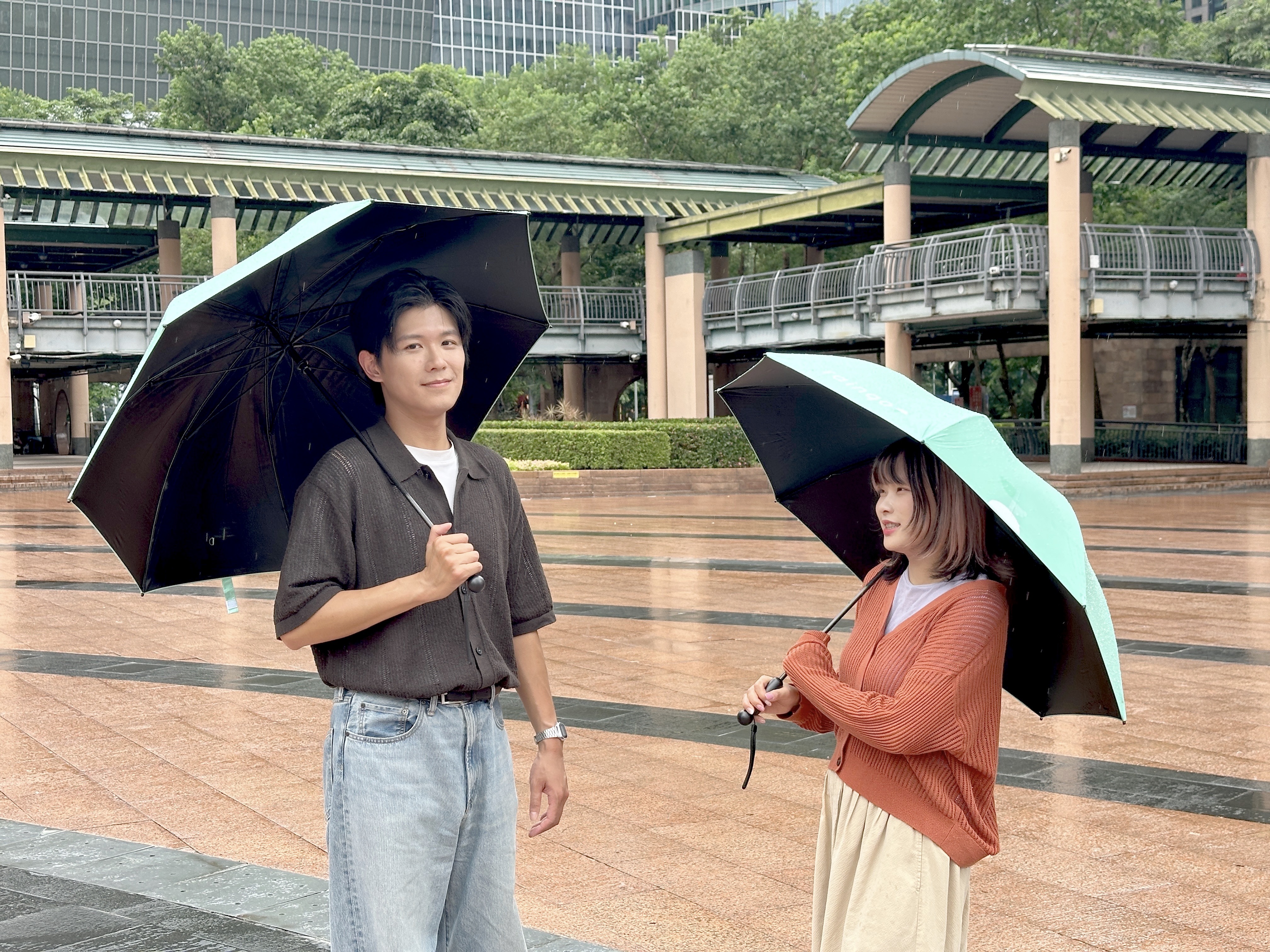 民眾可從新北市政府借傘後，於目的地附近的站點歸還，體驗便利生活。